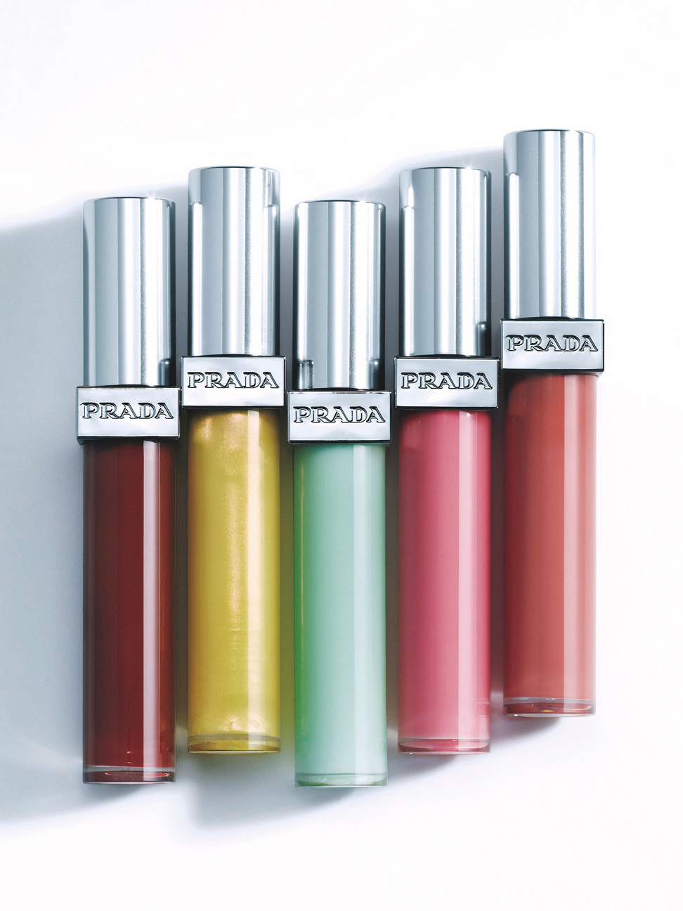 プラダ ビューティのグロス、SHISEIDOのチークで大人メイクに若々しいツヤと彩りを【50代の肌未来が輝く最旬美コスメ】