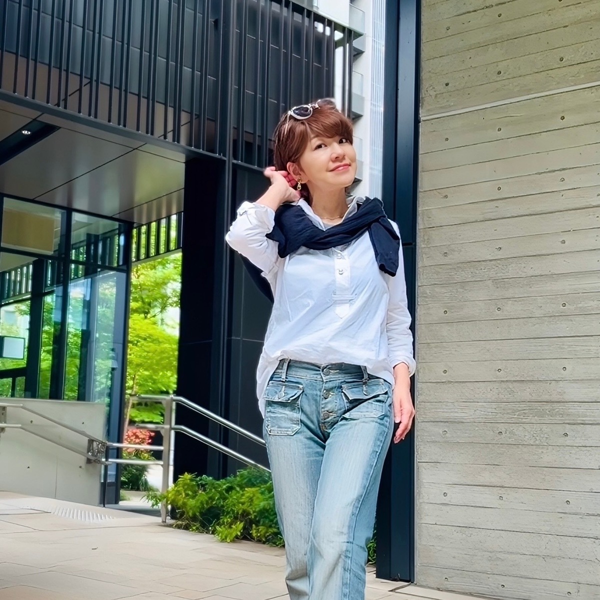 【白シャツx白スニーカー】清潔感と品格をまとう、大人の究極の休日スタイル！