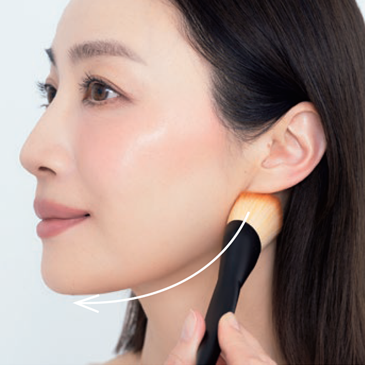 ちょっとの差で見違える！ 顔の面積を縮小するメイク方法【50代の「顔立ち悩み」解決テク】