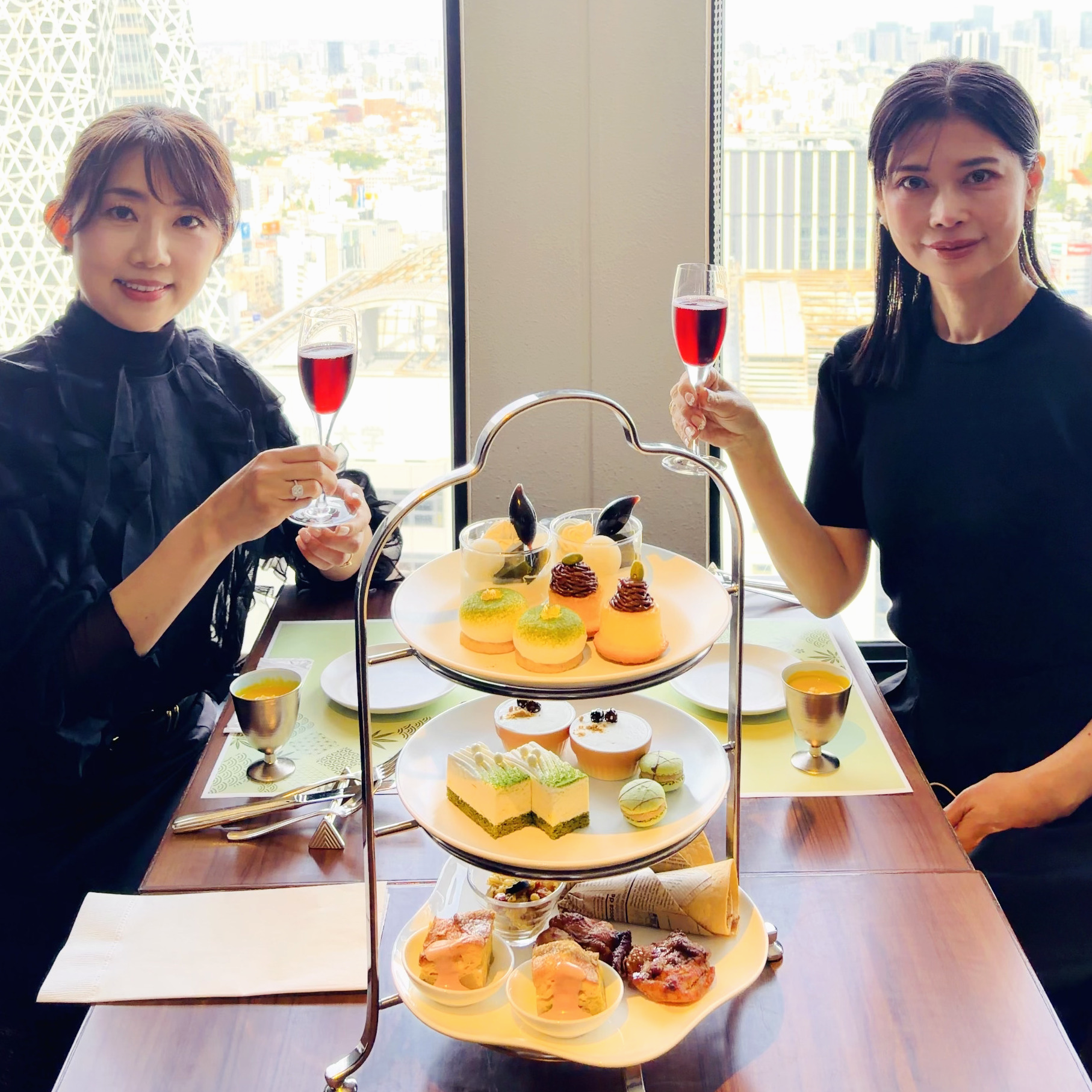 【新宿の隠れ眺望スポット】スカイツリーまで一望！京王プラザホテル45階「抹茶×ほうじ茶」の贅沢3時間フリーフロー