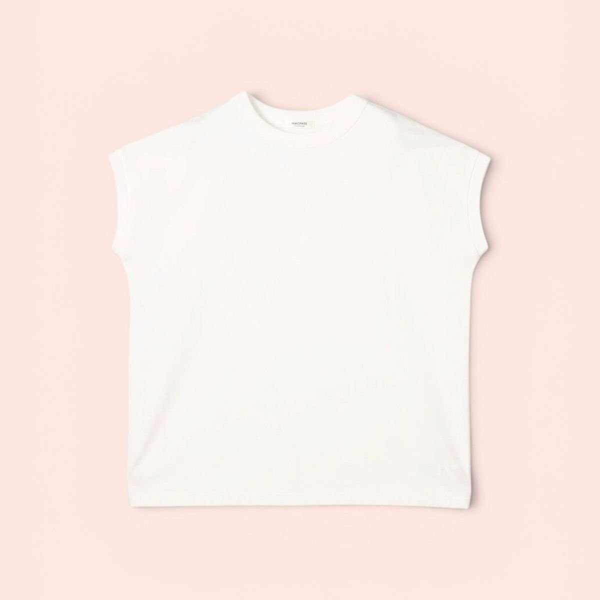 きちんと感が出せる絶妙なデザイン。マカフィーのTシャツ【１日１枚！ 50代の着映えTシャツ図鑑】