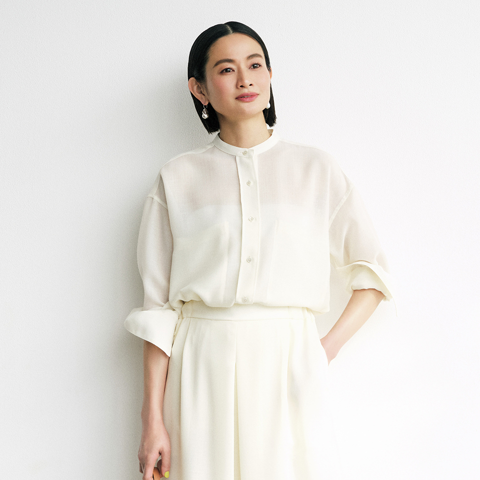 涼しさと着映えを両立。「ドメル」の優美なセミワイドパンツは夏コーデの新名品