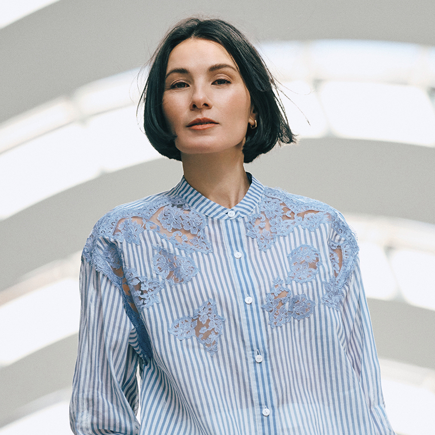 シアーなストライプシャツでさりげなく肌見せ。50代の夏ファッションにふさわしい「素肌を感じる服」