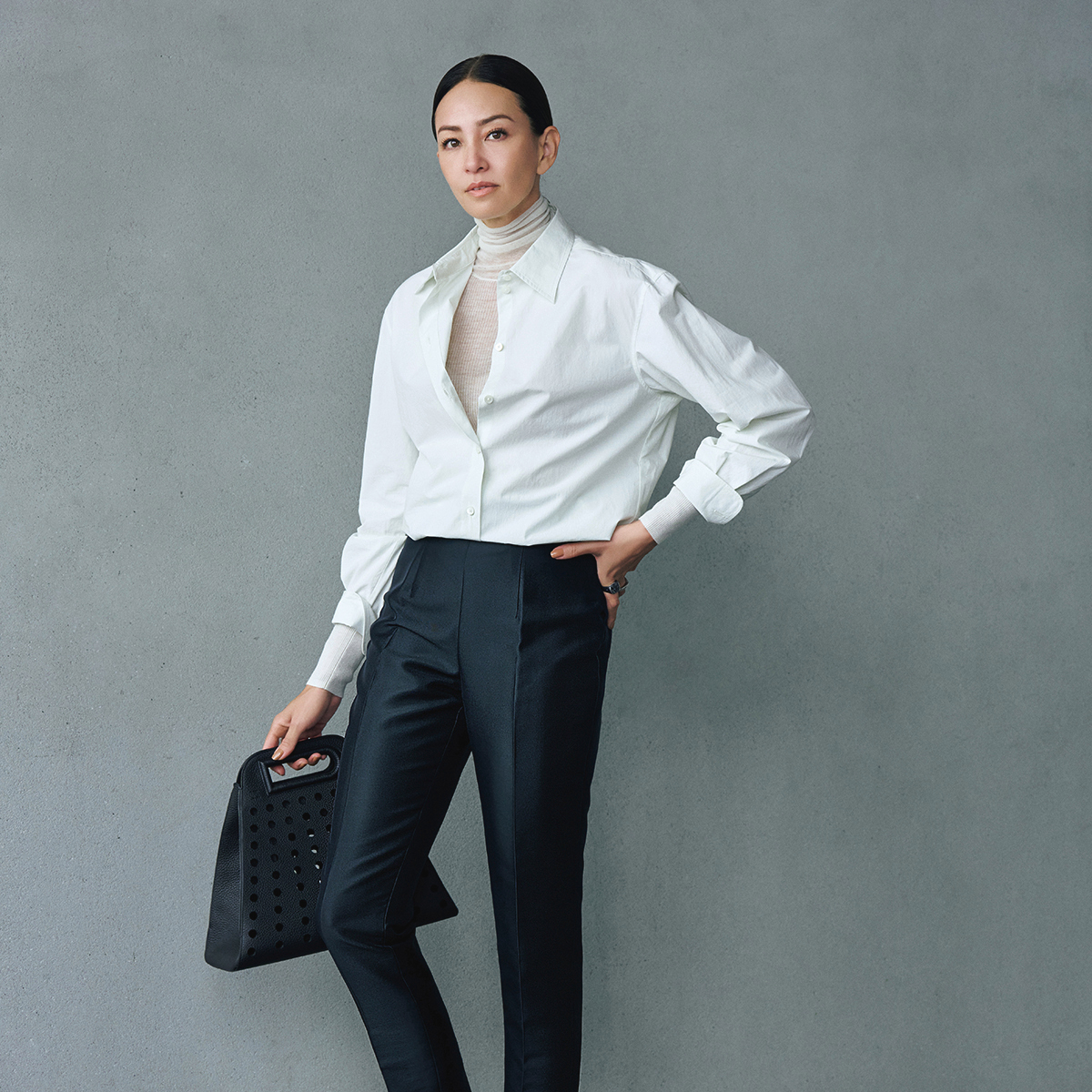 脱・無難！ シルク素材の「黒パンツ」でベーシックスタイルを更新