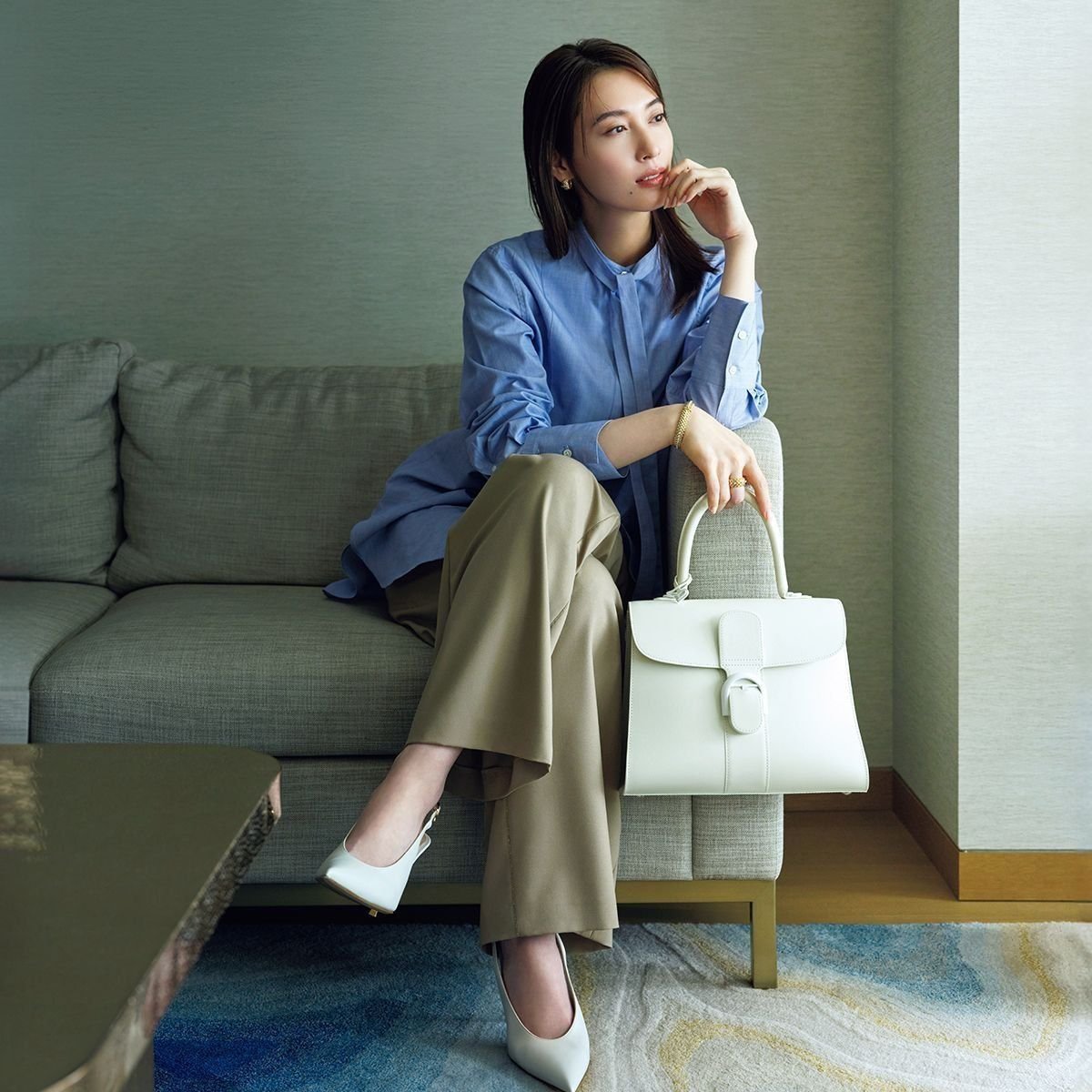 コーデの仕上げに白のバッグ＆シューズを投入。堅くなりがちなビジネススタイルが軽やかな印象に！【月城かなとが着こなすNEOエグゼクティブスタイル】