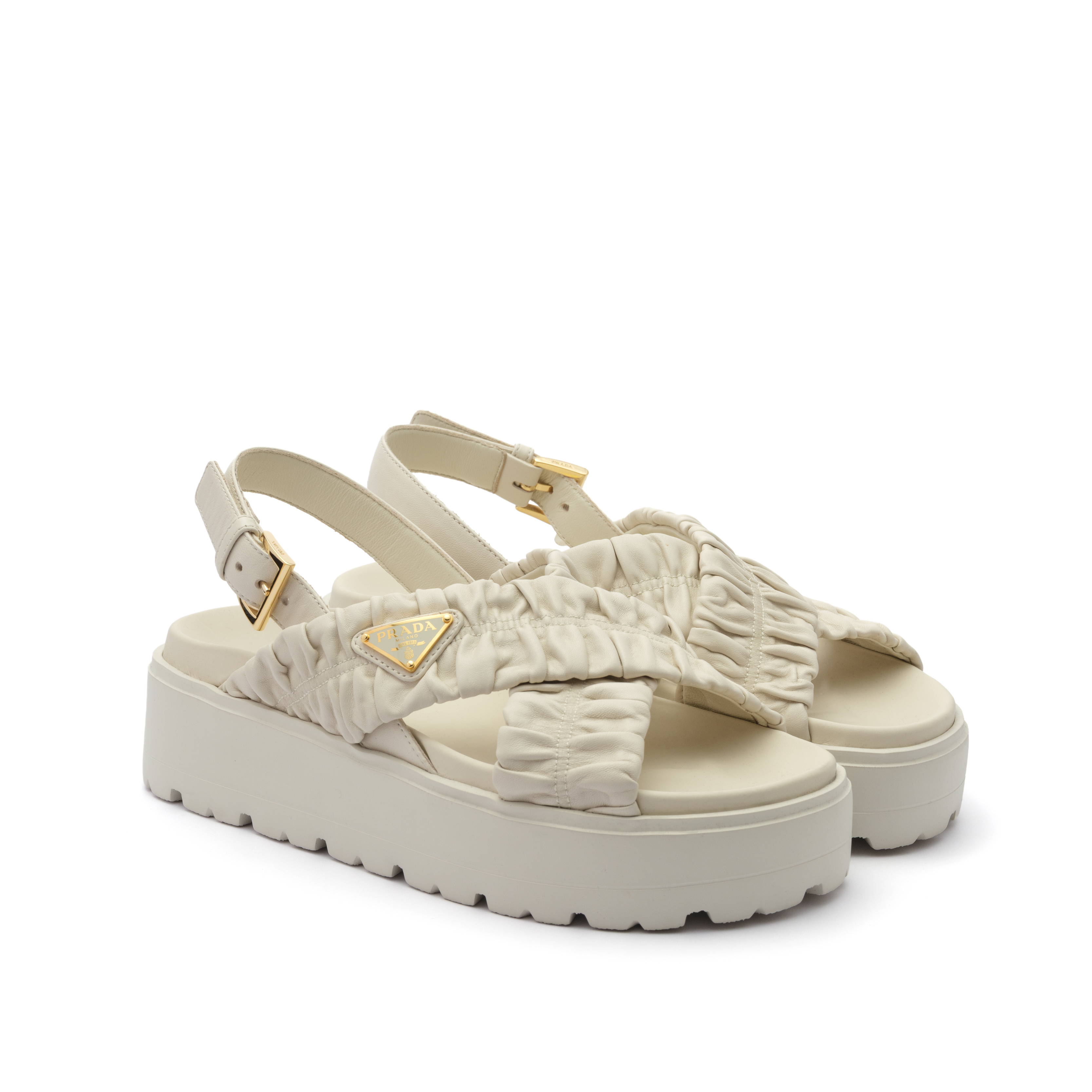 装いにリッチな存在感を生む、プラダの日本限定サンダルに注目！ 