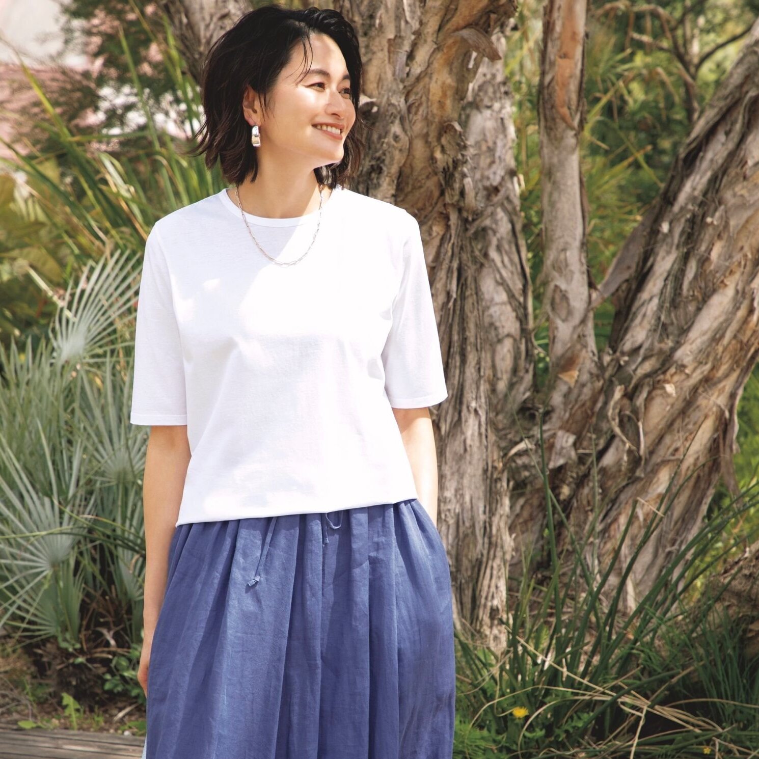 白Tシャツ×ブルーギャザースカートで、猛暑日のお出かけも爽やかに！気温35℃｜8/9(日)【40代・50代の毎日コーデ】