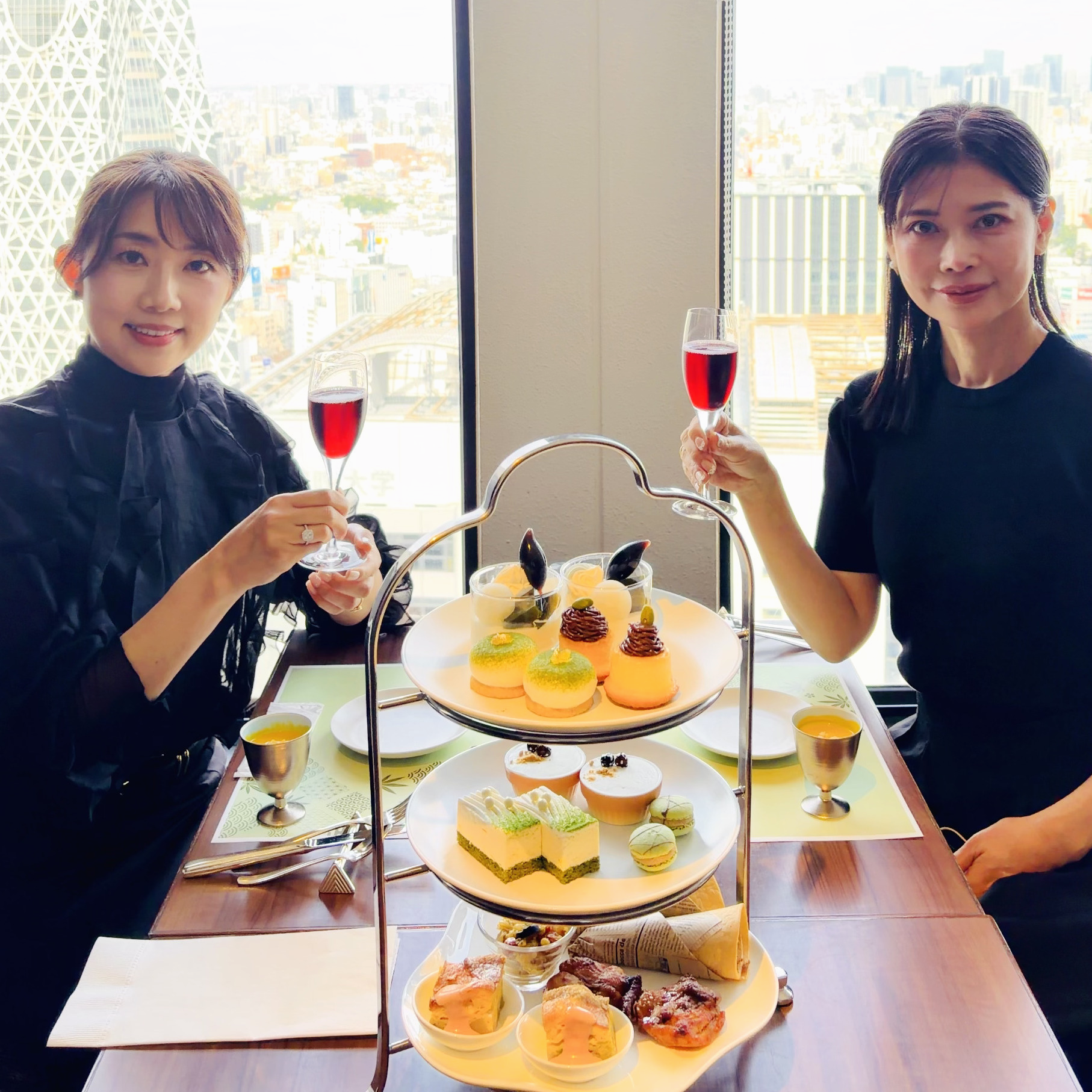 【新宿の隠れ眺望スポット】スカイツリーまで一望！京王プラザホテル45階「抹茶×ほうじ茶」の贅沢3時間フリーフロー