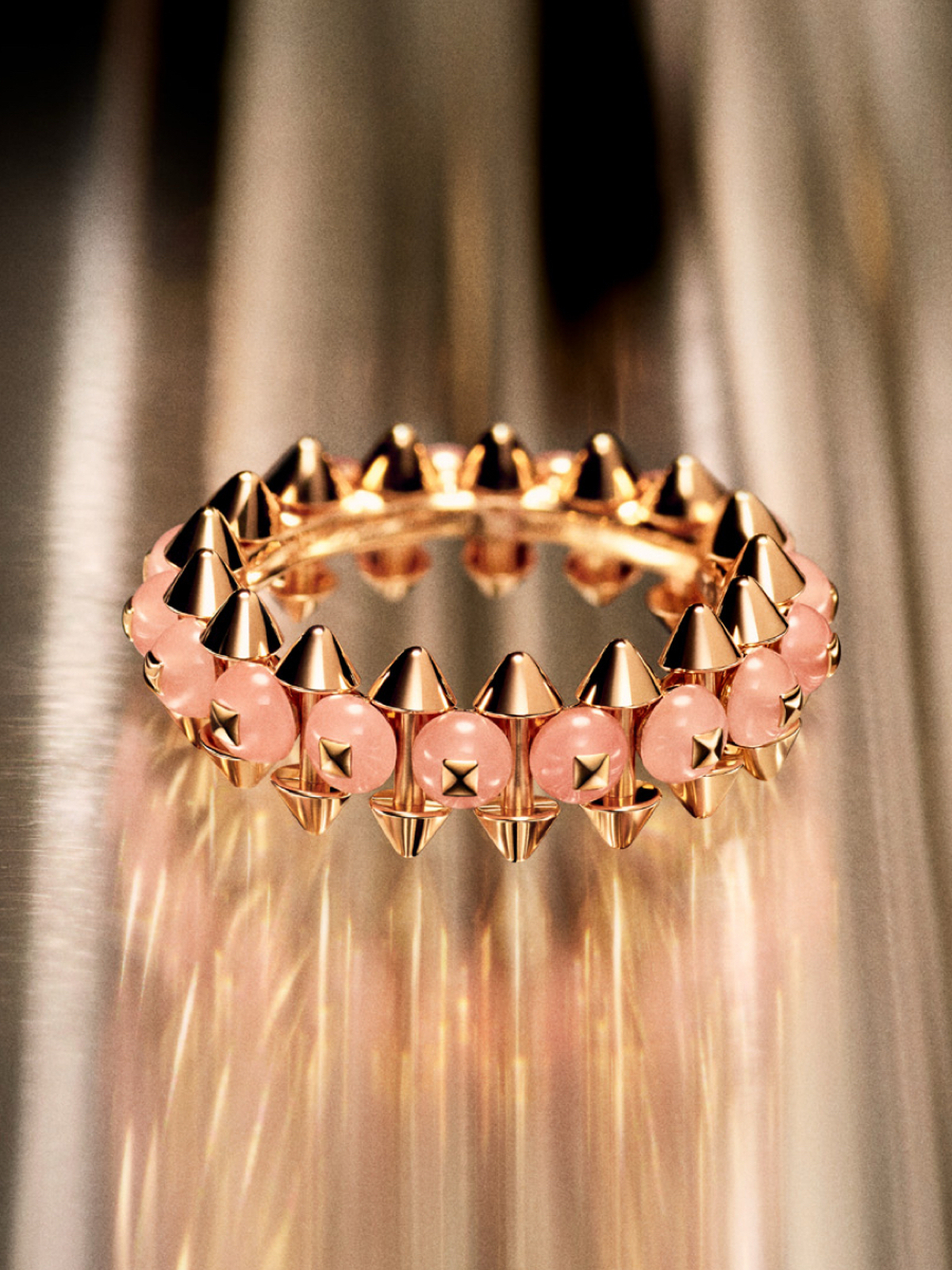 カルティエのアイコンジュエリー「クラッシュ ドゥ カルティエ」が新たなカラーをまとって登場