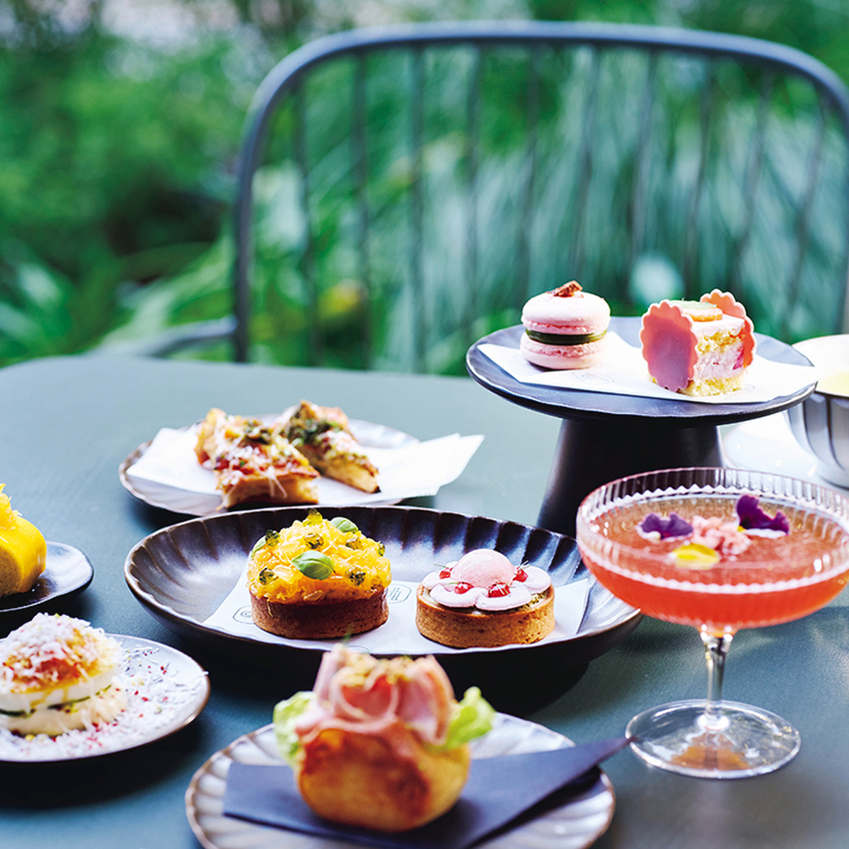 カフェのテラス席で味わう『ホテル虎ノ門ヒルズ』のイタリアン・アフタヌーンティーは格別