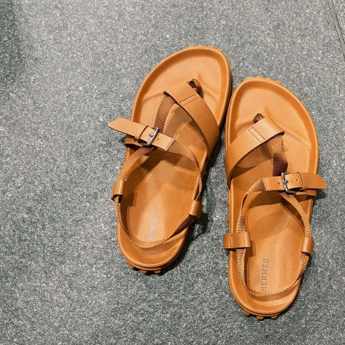 足元から楽しむ、夏の上品カジュアル。「エルメス」のスポーティなサンダルに愛を叫ぶ【エクラ編集部員の偏愛名品図鑑 #69】