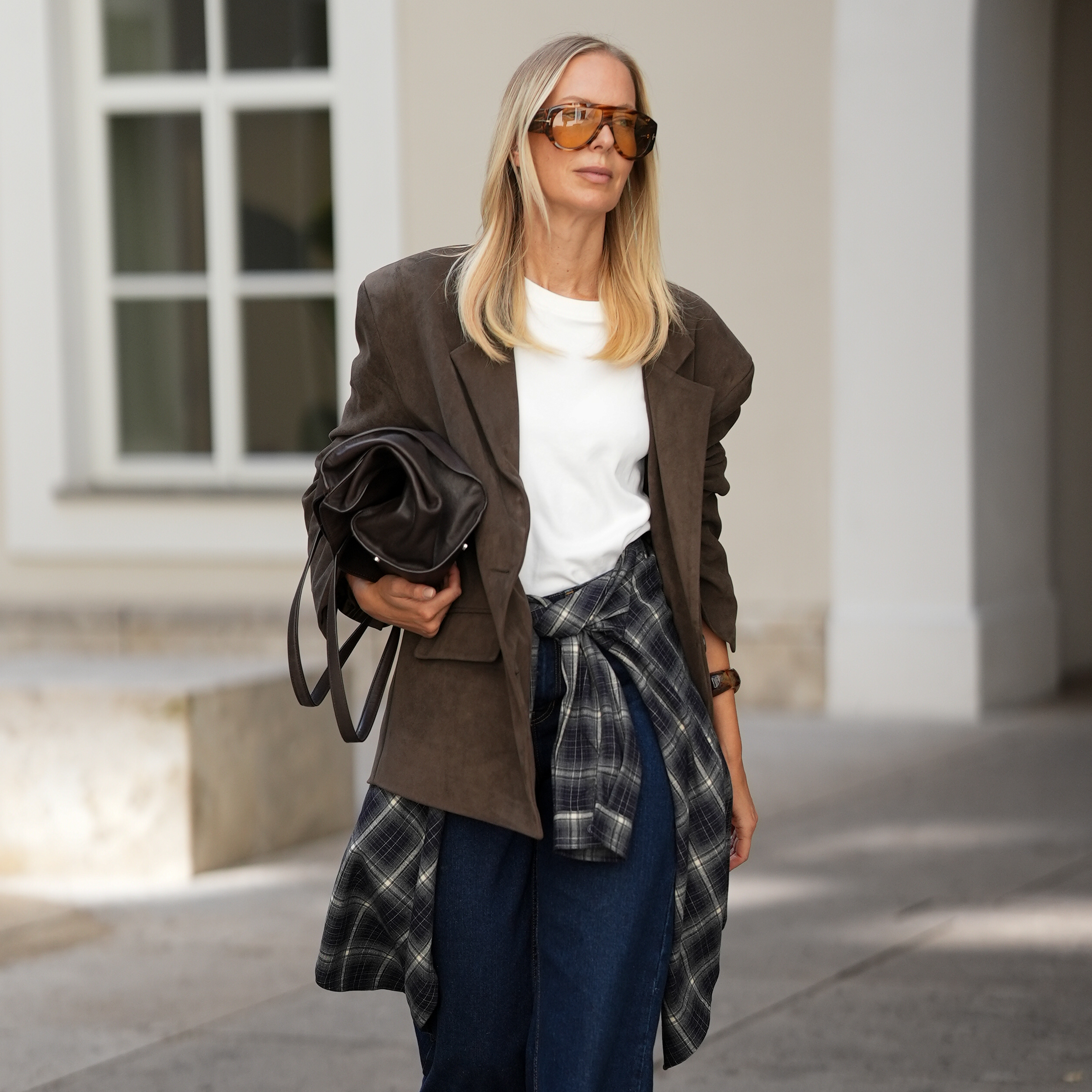 気温差に迷わない！白Tシャツを軸にした重ね着で魅せる春の装い【海外ファッションSNAP】