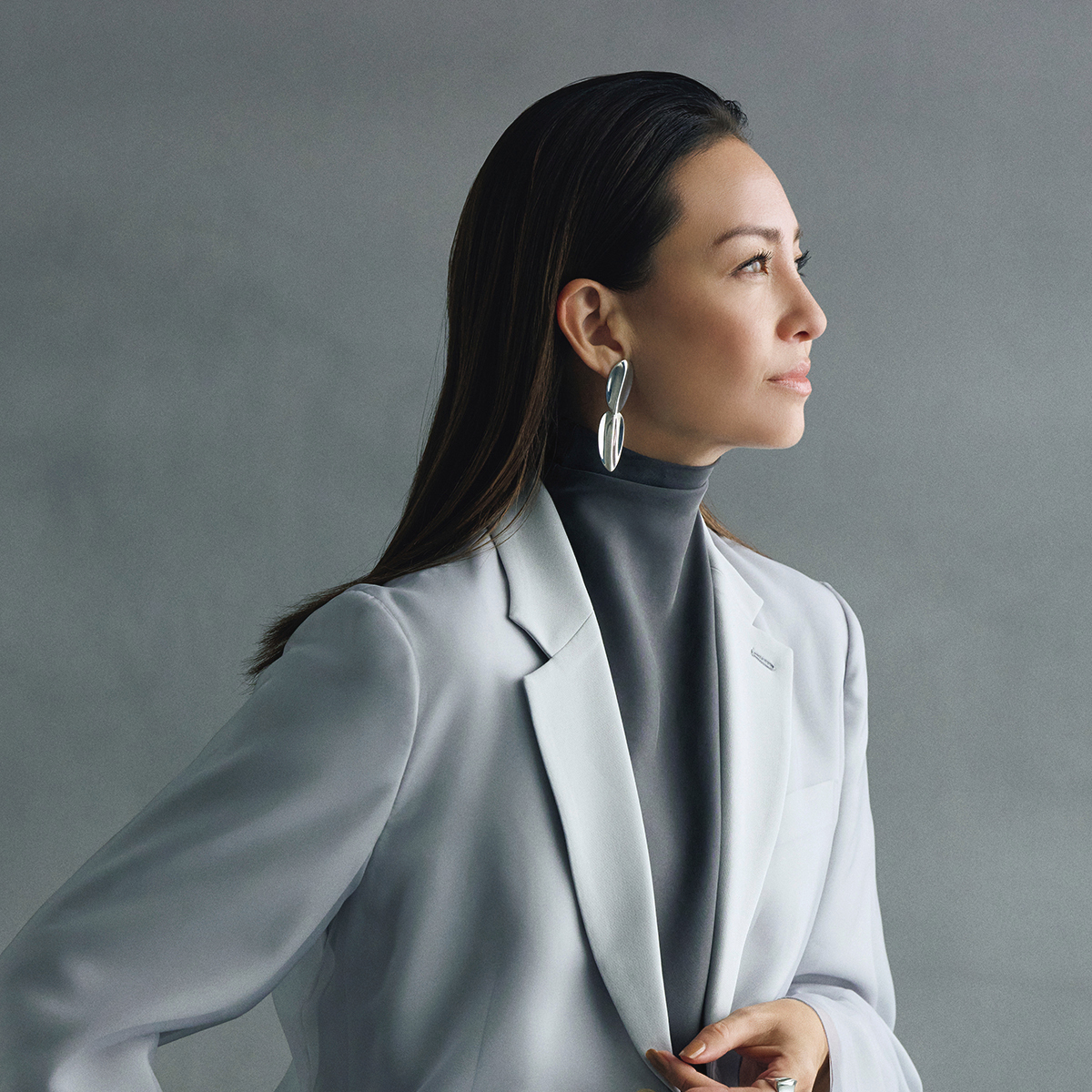 定番の「テーラードジャケット」を堅苦しくなく軽やかに着こなすポイントは素材にあり！