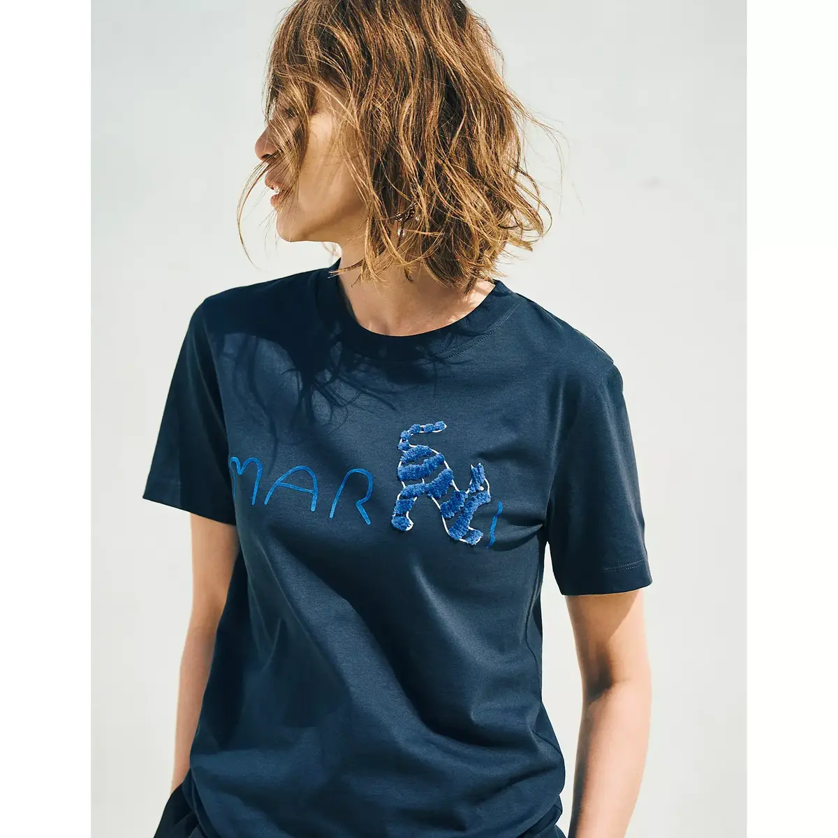 猫Tシャツやキュートな小物に視線集中！ MARNIで決めるコンフォートな夏カジュアル