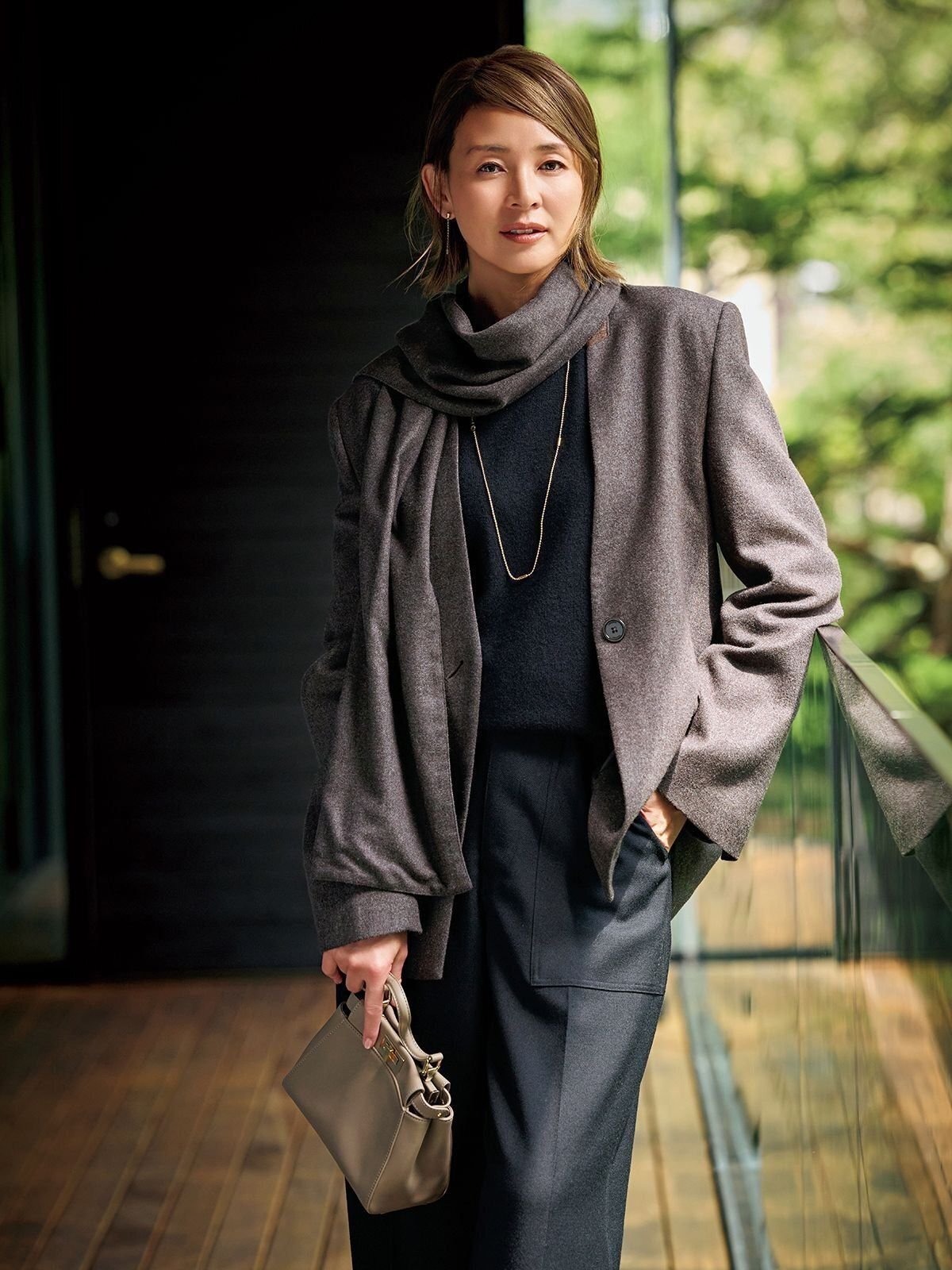 【深みブラウンコーデ4選】ベーシック服を更新！ 定番アイテムに優美な迫力を授ける