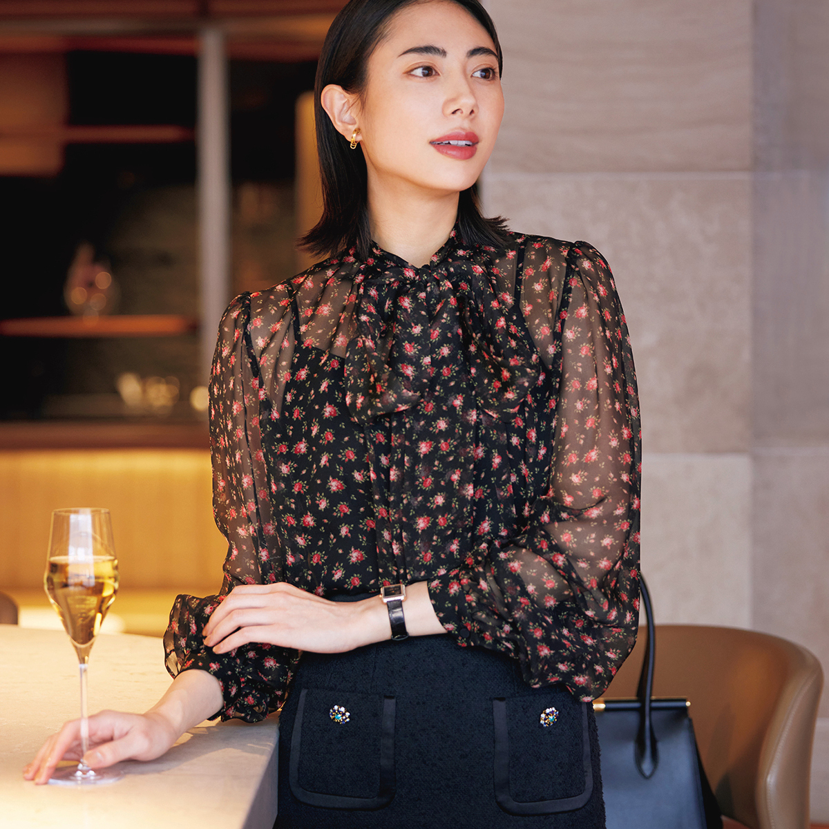 会食でチャーミングな輝きを放つ「ドルチェ＆ガッバーナ」のボウタイブラウス【NEOエグゼのボウタイブラウス】