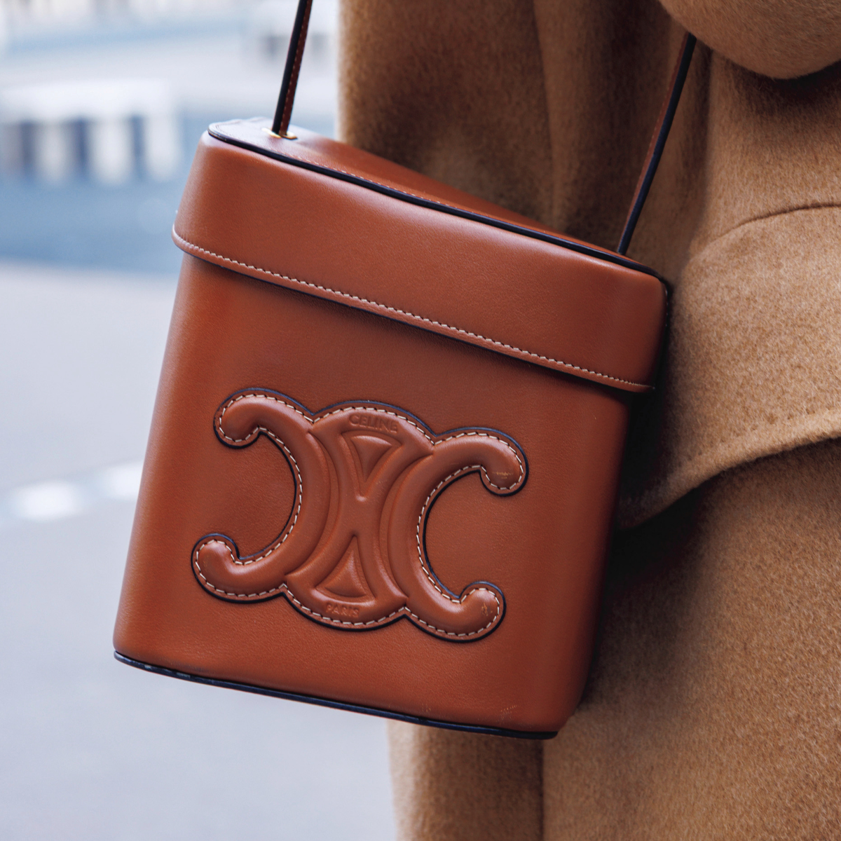 “斜めがけバッグ”で装いを引き締め！ パリ＆ミラノマダムのおしゃれな小物使い【海外ファッションSNAP】