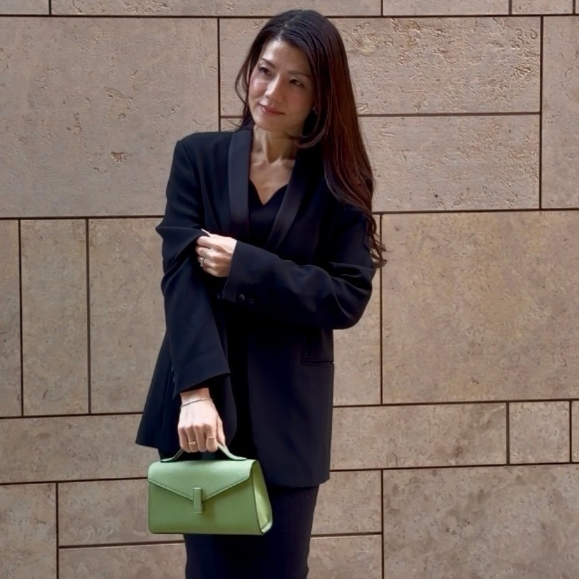 大学卒業式、母の装い。差し色【Valextra新作】アロエカラーでつくる、大人の洗練セレモニーコーデ