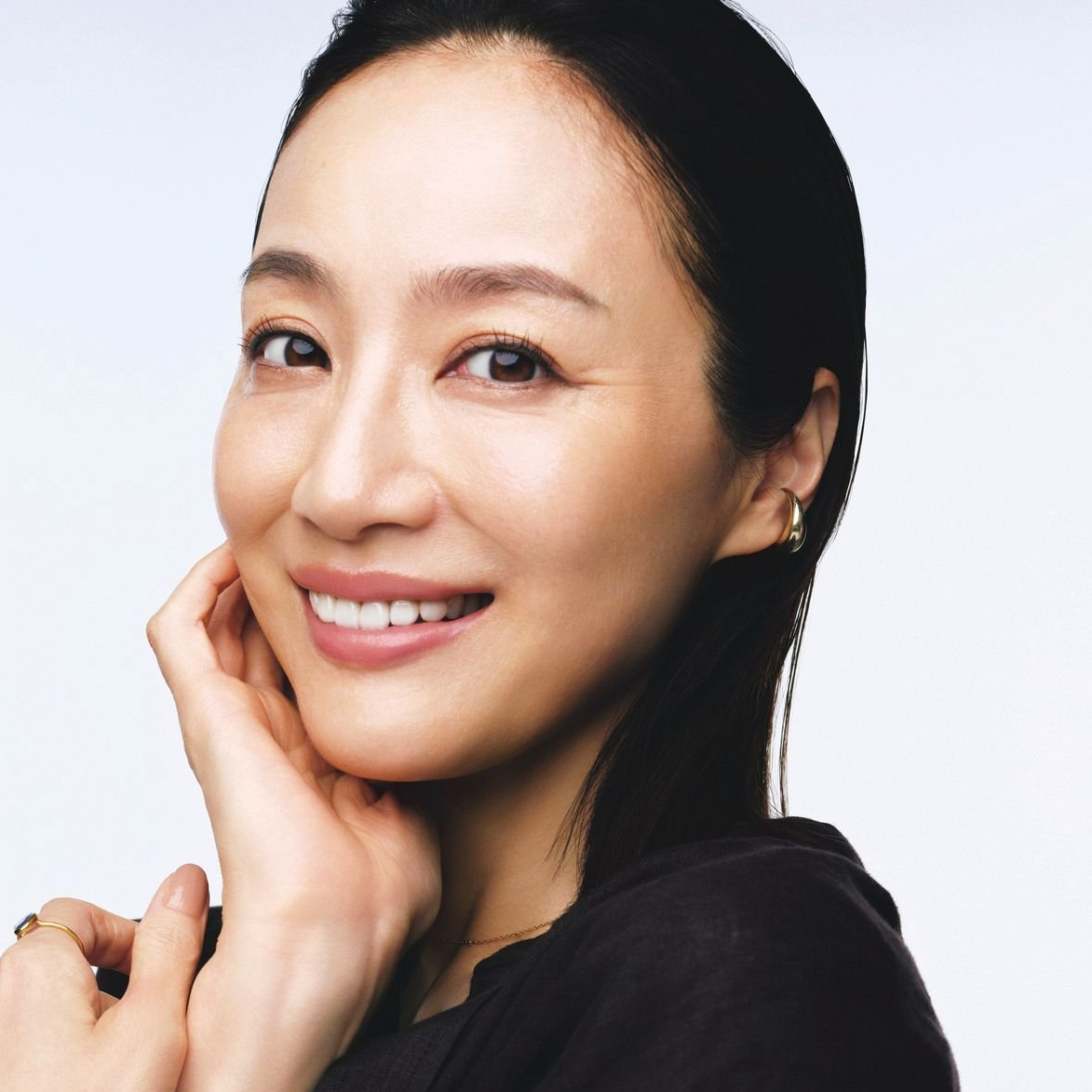 疲れて見える要因「くすみ」をリセット！ ヘアメイク岡田知子さんが指南。美容液級の化粧下地で「元気なひと」に見える肌づくり