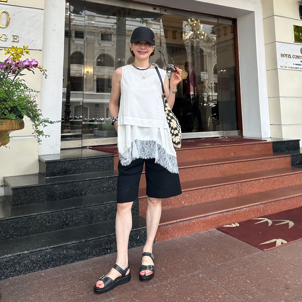 ホーチミンの街歩きも軽やかに。着回し自在なユニクロノースリブラウスで大人可愛いカジュアルコーデ