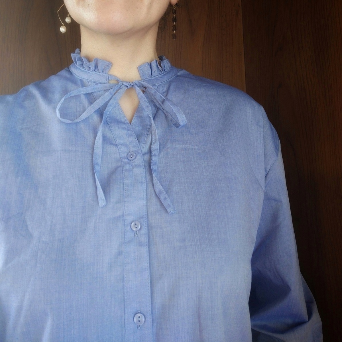 春待ちしていたレディーライクなブルーシャツ。ZARAのグレーデニムでシンプルに。