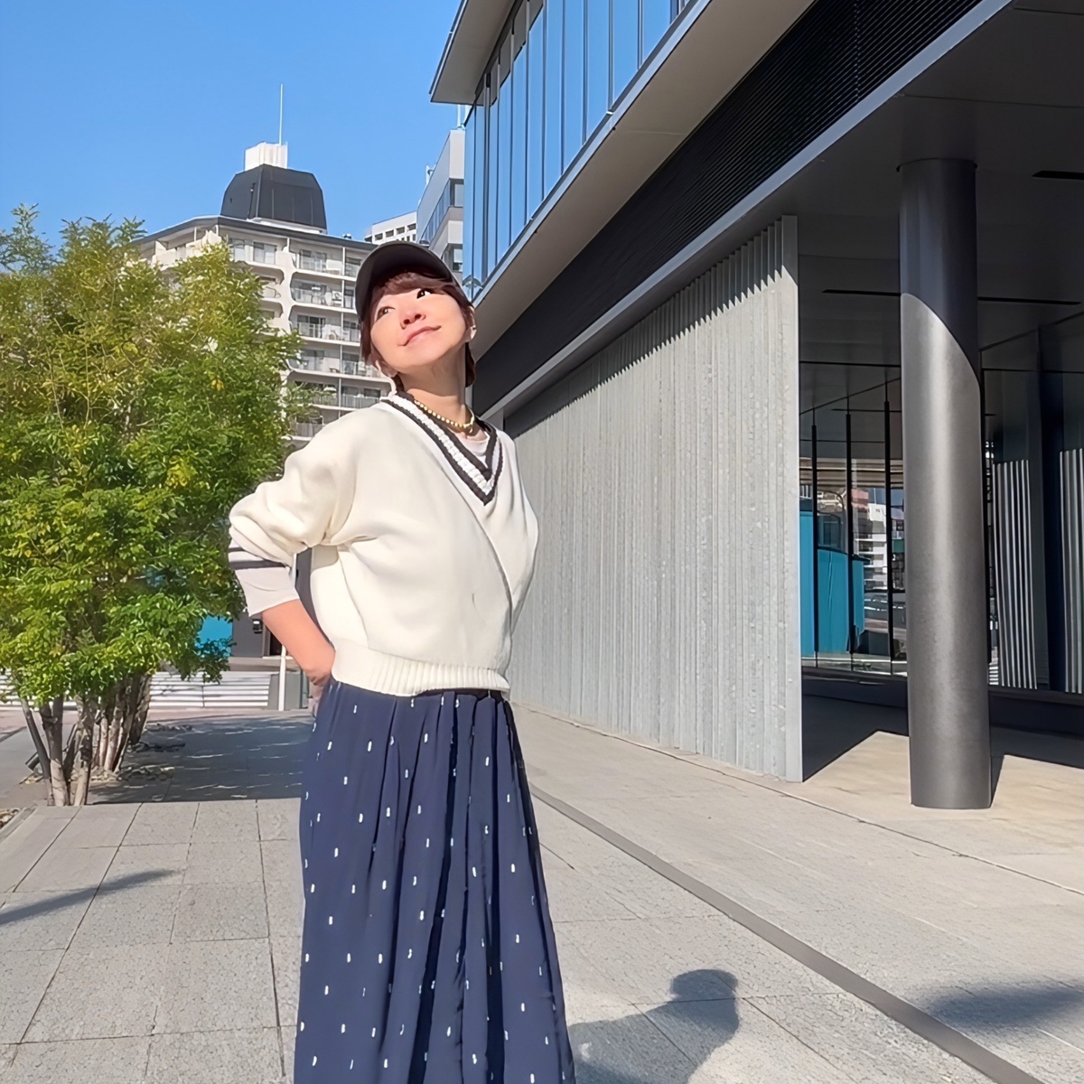 GUのチルデン風ホワイトニットを主役にNEW ERA（ニューエラ）のデニムキャップコーデで春本番へ