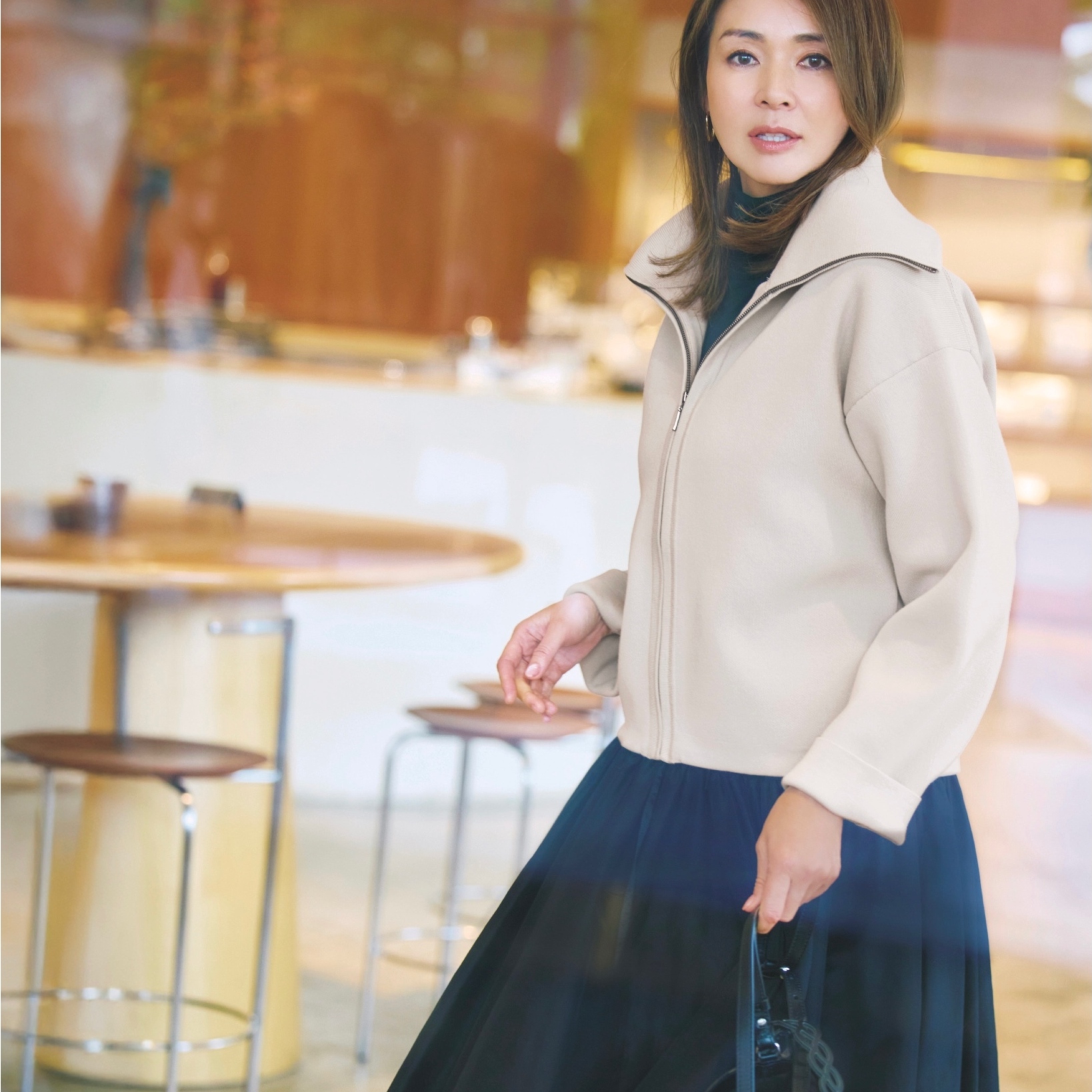 気負わず上品なきれいめカジュアルが完成する、ニットブルゾン×フレアースカートのコーデで休日のお出かけへ。気温15℃｜3/21(土)【40代・50代の毎日コーデ】