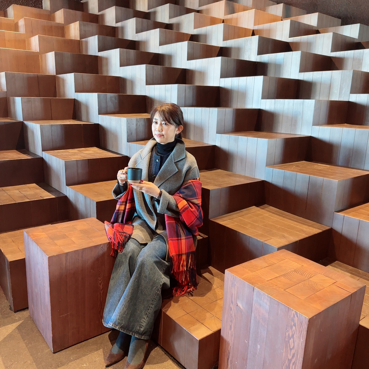 表参道の自由空間。アートな階段席がお気に入りの隠れ家カフェ「uni」