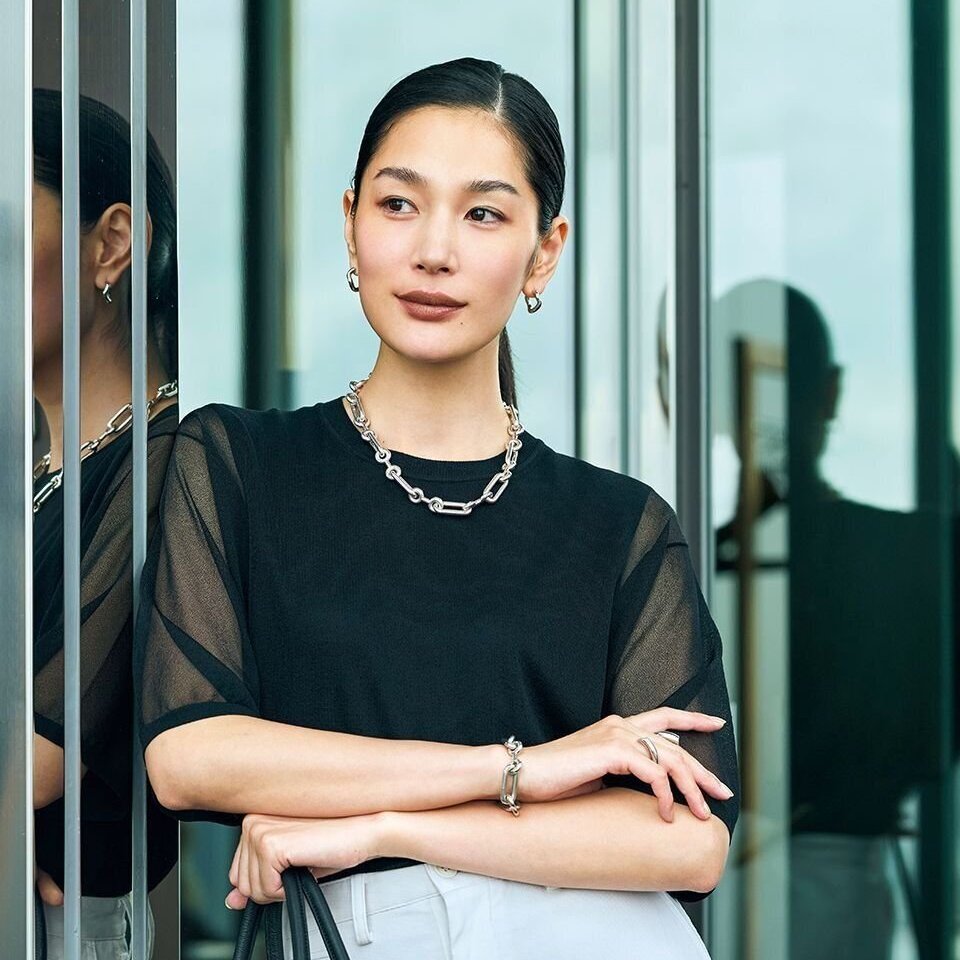 黒Tシャツにはシルバーを。夏後半のコーデを格上げする「ジュエリー」の効かせかた
