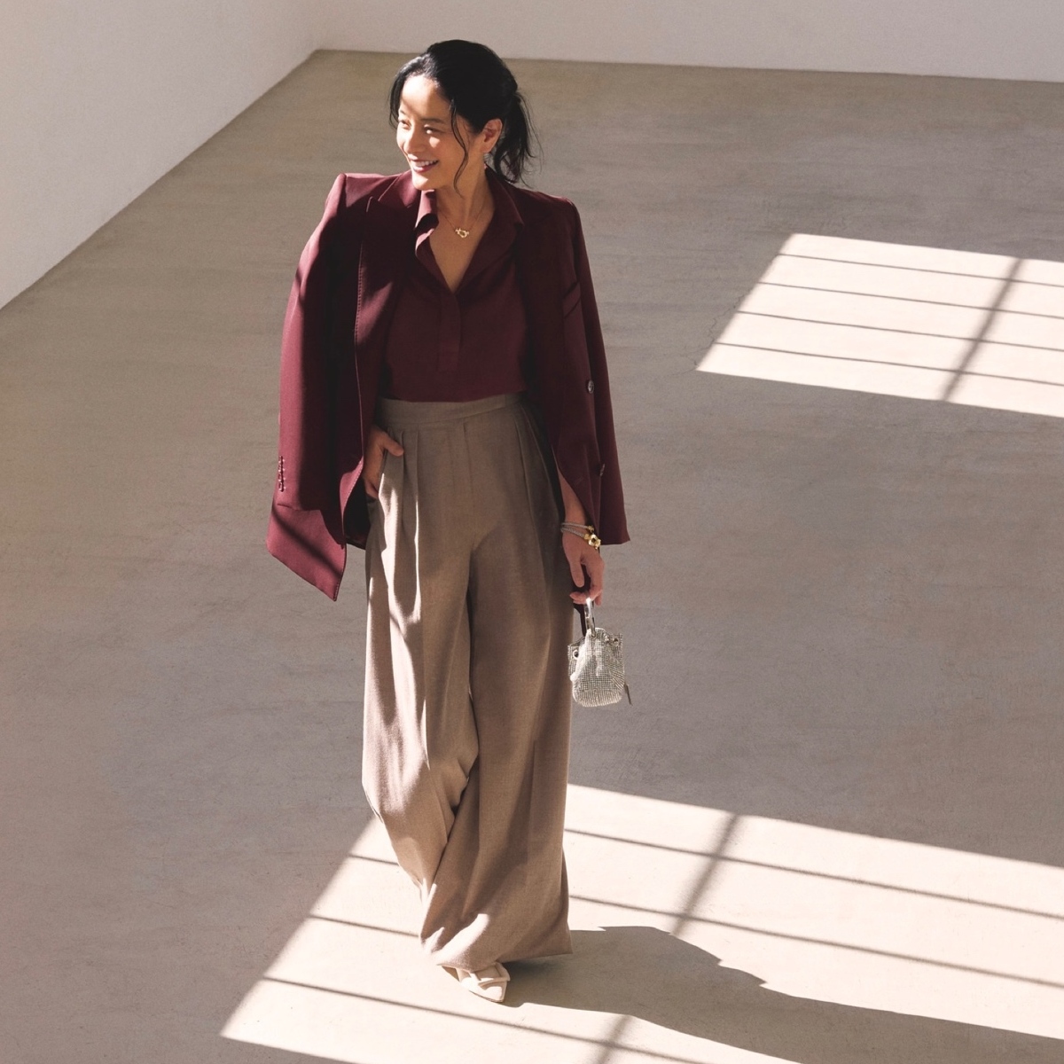 ダークチェリー色のジャケットとシャツで晴れやかなシーンをおしゃれに彩る。最高気温11℃｜3/5(木)【40代・50代の毎日コーデ】