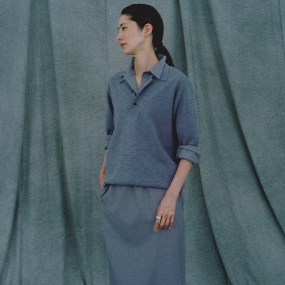 ポロニットとシャツの重ね着でシックなグレーワントーンの装いを旬顔にアップデート。最低気温9℃｜3/7(土)【40代・50代の毎日コーデ】