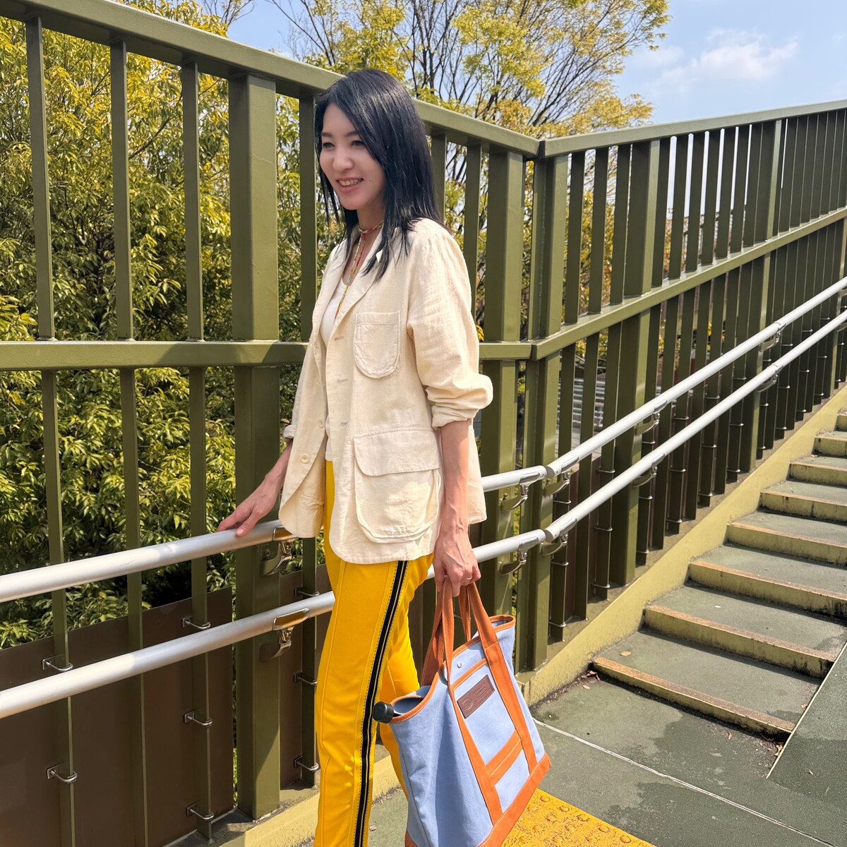 【カラーパンツ】幸せ色のアイテムで華やぐ