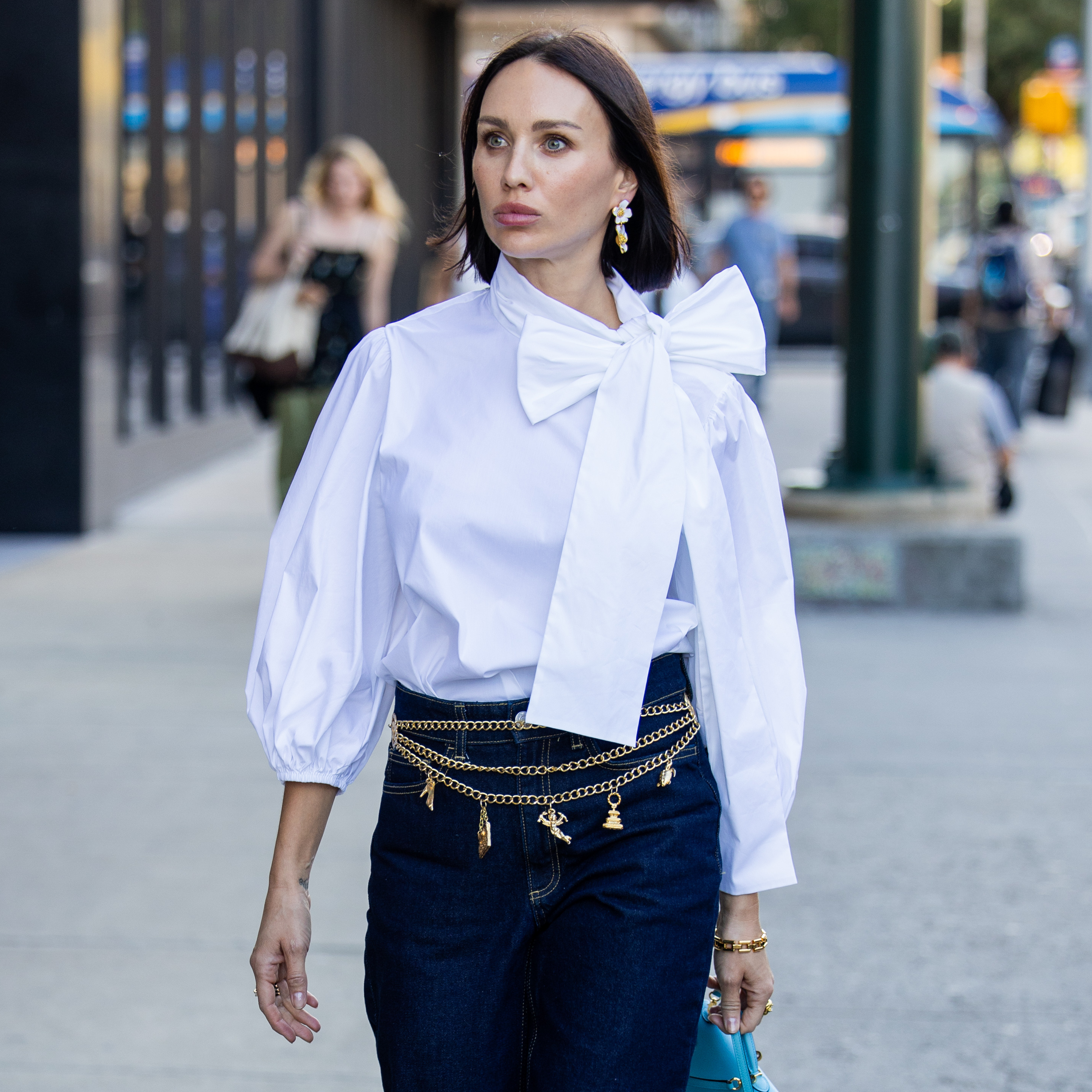 上品で華やか！ 40代・50代が参考にしたい着映えブラウスコーデ【海外ファッションSNAP】