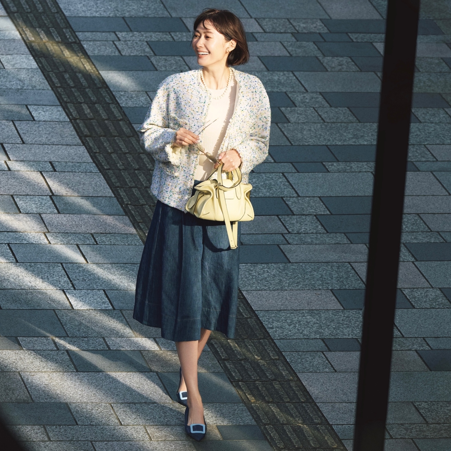 春の優美なツイードジャケットをデニムのミドル丈パンツで大人の余裕を醸す。最高気温23℃｜4/6(月)【40代・50代の毎日コーデ】