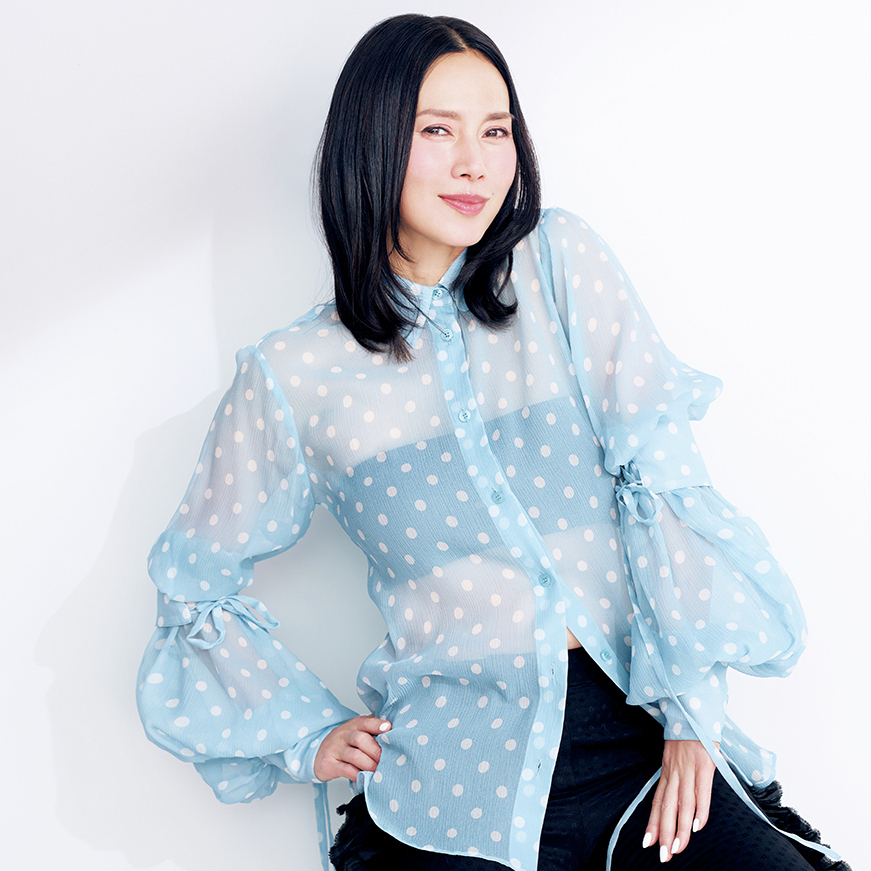 シアー素材で涼やかさ倍増！ 中谷美紀さんがまとう「ニナリッチ」のドット柄ブラウス