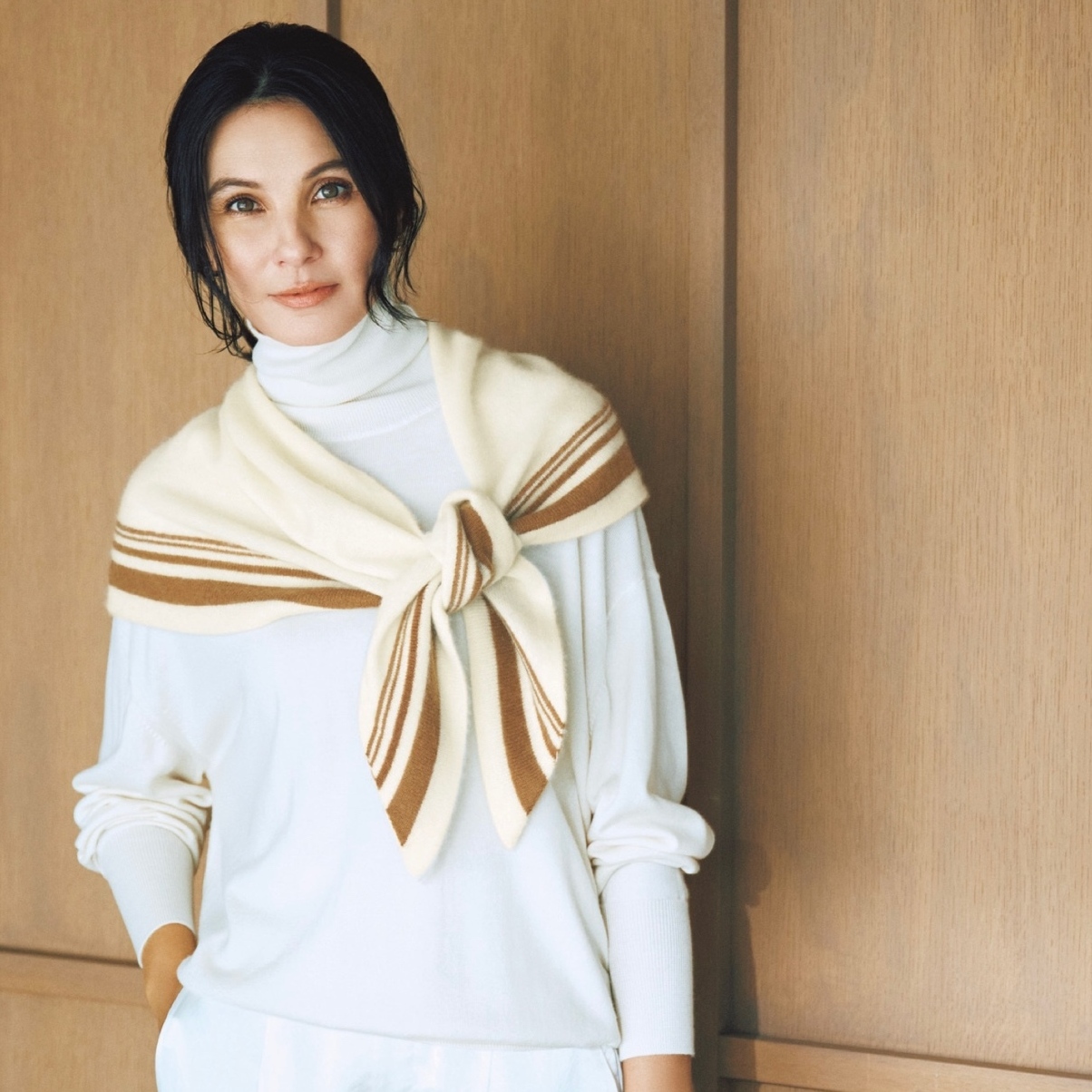 トレンドの三角ストールを巻いてシンプルなホワイトコーデを鮮度よく更新！気温14℃｜3/3(火)【40代・50代の毎日コーデ】