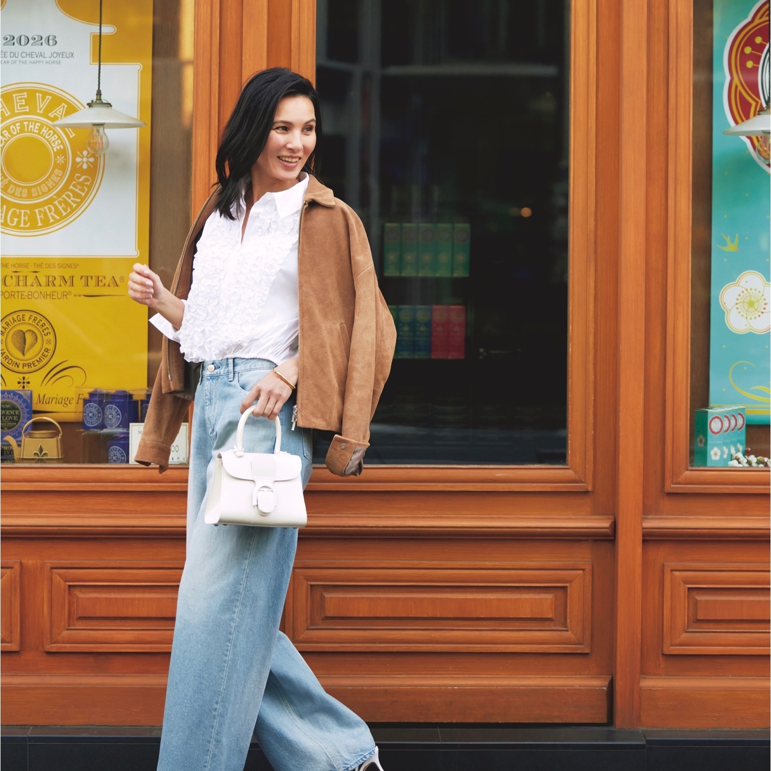 フリルシャツ×ウォッシュドデニムで作る品のいいカジュアルコーデで春のお出かけを満喫。最高気温16℃｜4/8(水)【40代・50代の毎日コーデ】