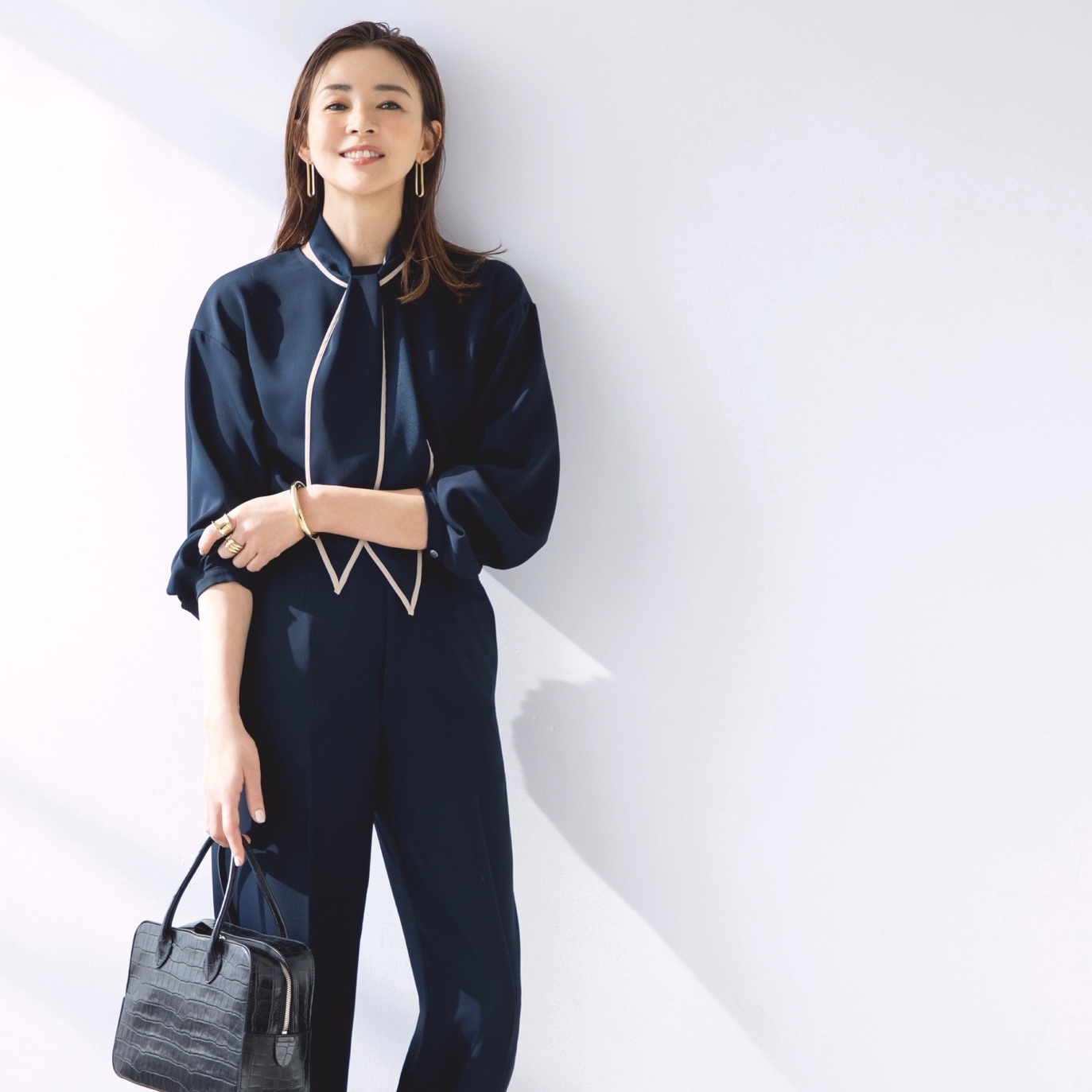 ノーブルなネイビーのパンツスタイルは、スカーフの華やかさを加えてオケージョン仕様に更新。気温22℃｜4/20(月)【40代・50代の毎日コーデ】