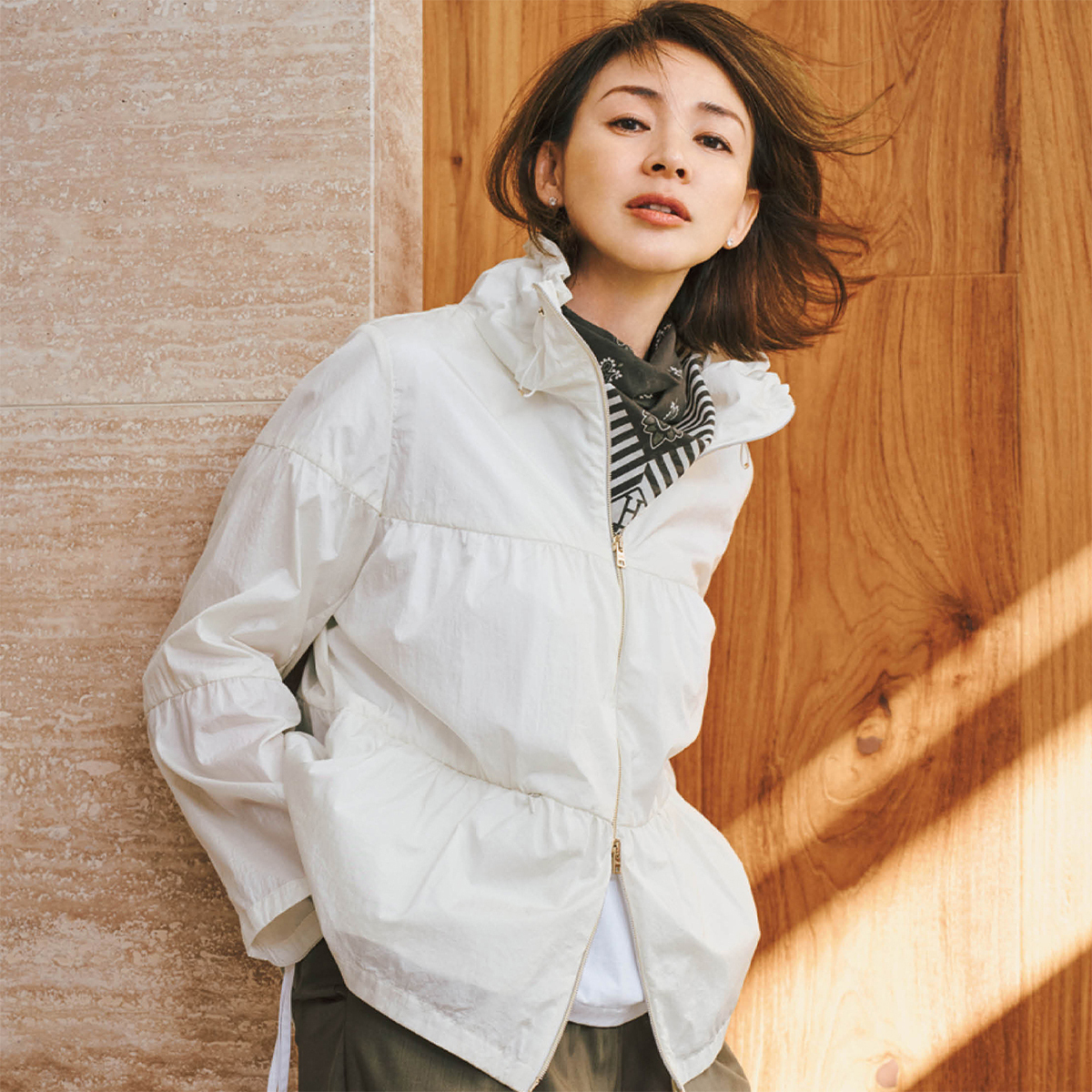 「ヘルノ」の柔和なホワイトのブルゾン
