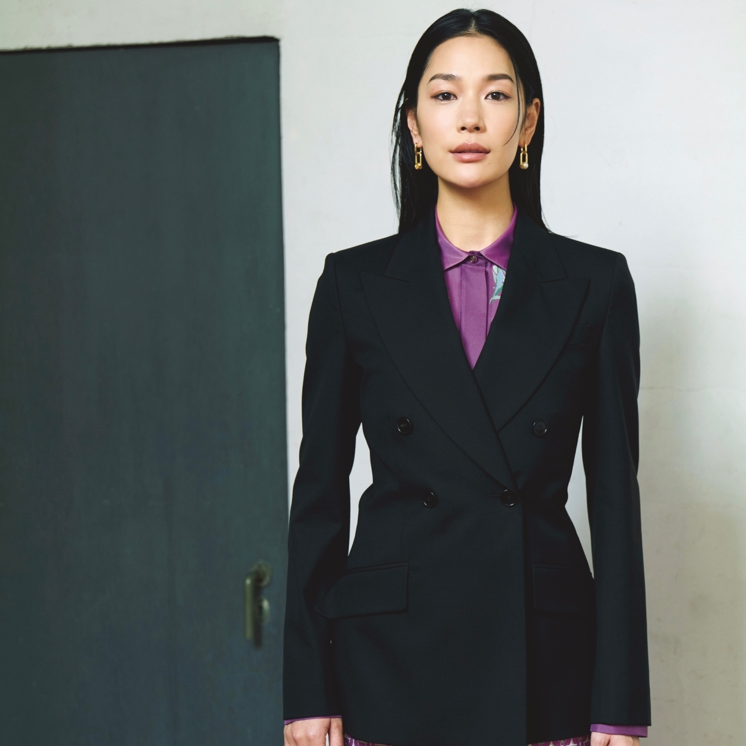 華やかなプリントシャツとスカートのコンビは、クラシカルなダブルブレストジャケットで品格を高めて。気温15℃｜4/2(木)【40代・50代の毎日コーデ】