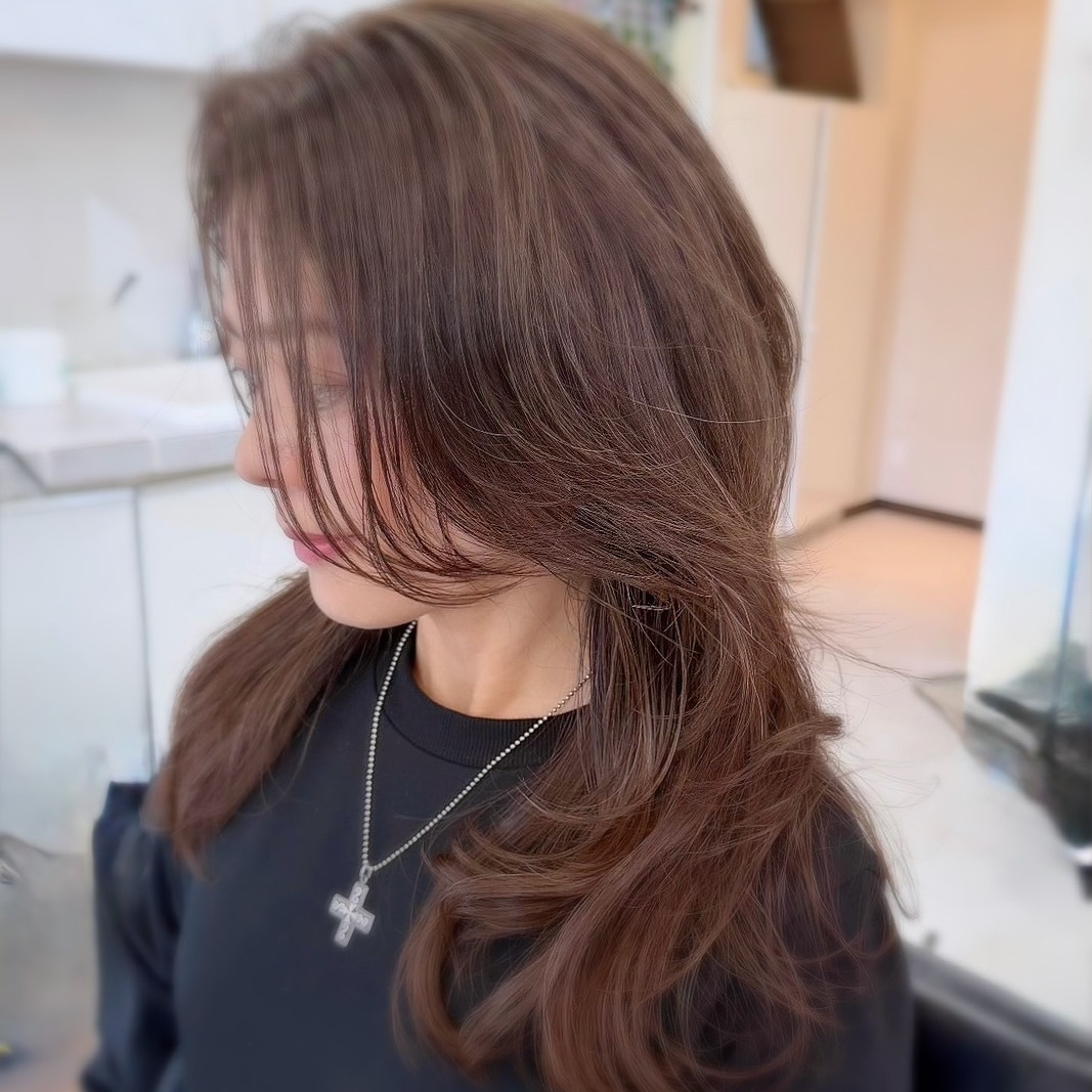 【50代ロングヘア】くびれレイヤーカットで軽やかに｜白髪ぼかし×リタッチで整えるツヤ髪