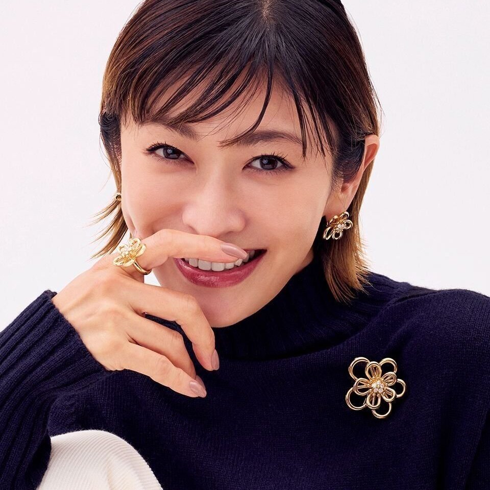 【山田優と「ヴァン クリーフ＆アーペル」のジュエリー】辛口ファッションに抜け感をプラス