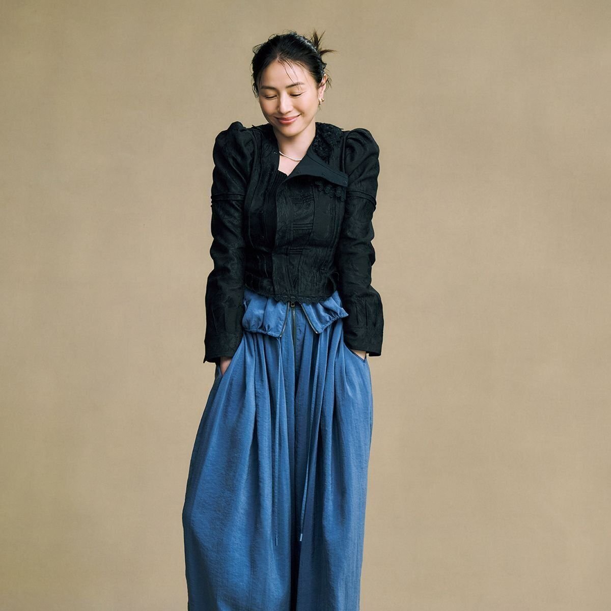 【井川 遥と考える秋の「ネオ・クラシカル」】ジャカードジャケットの今年らしい着こなし方