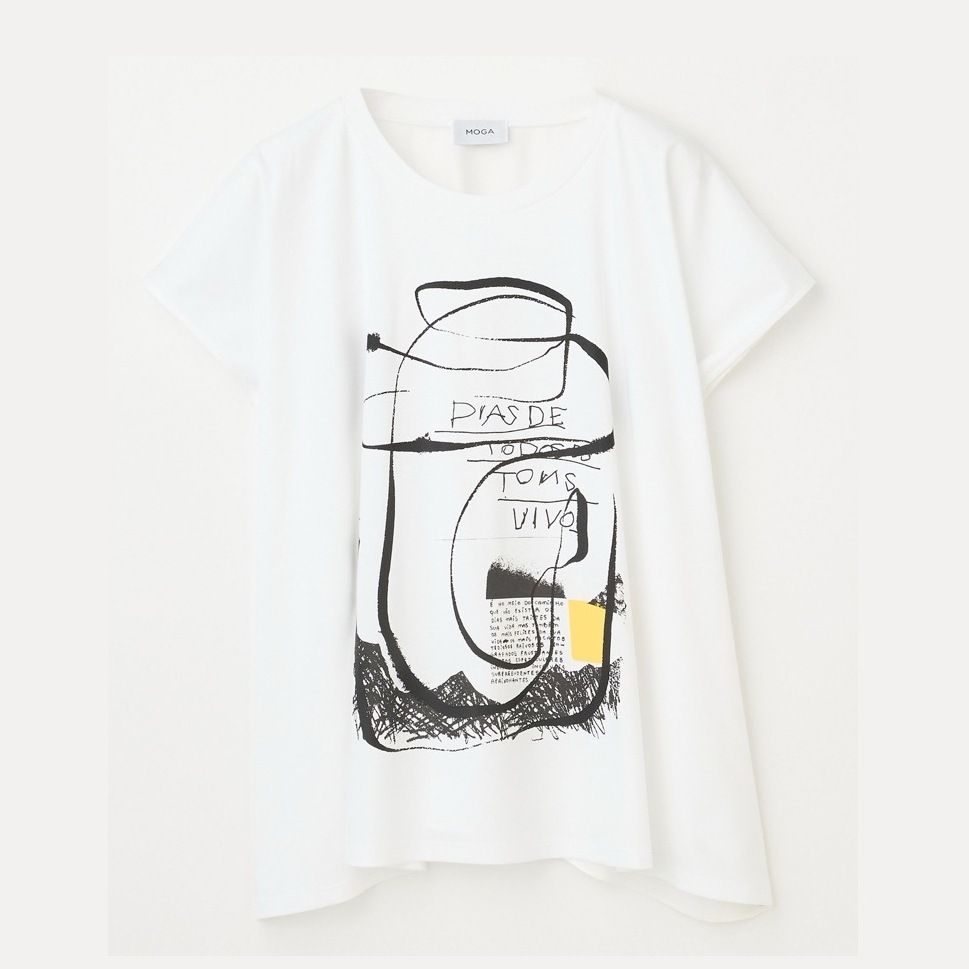 高級感のある素材が大人好み。モガのプリントTシャツ【１日１枚！ 50代の着映えTシャツ図鑑】