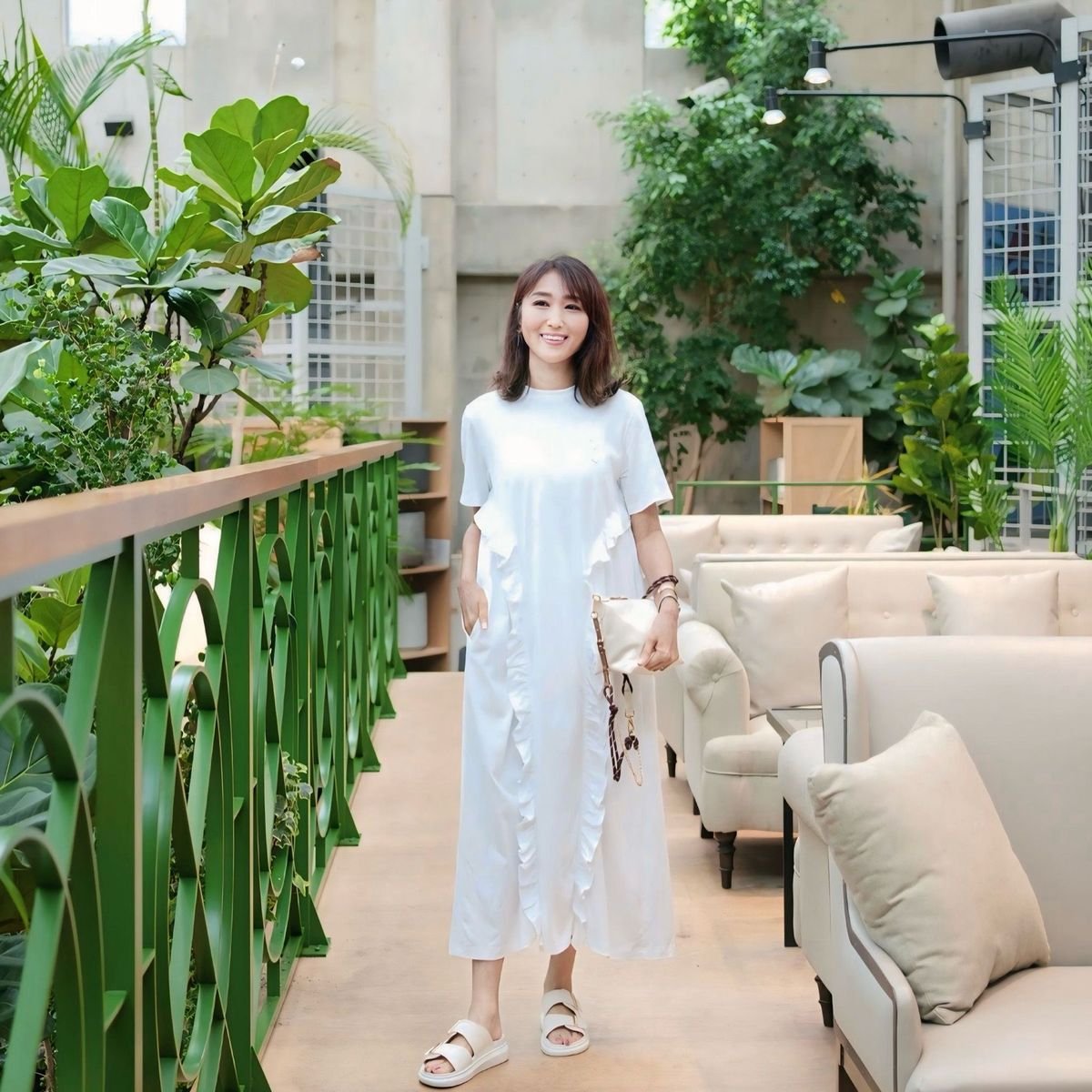 1枚で着映える【UNIQLO×Cecilie Bahnsen】のTシャツワンピで都会リゾート気分
