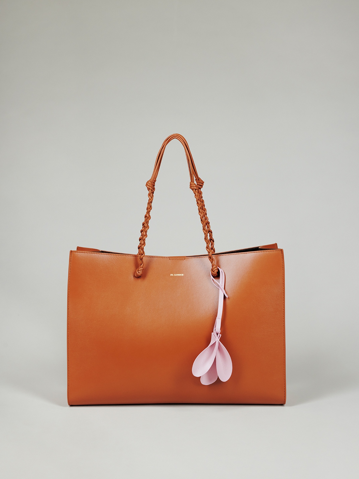 【ジル サンダーのトートバッグ】職人の手作業で作られたストラップがキュート