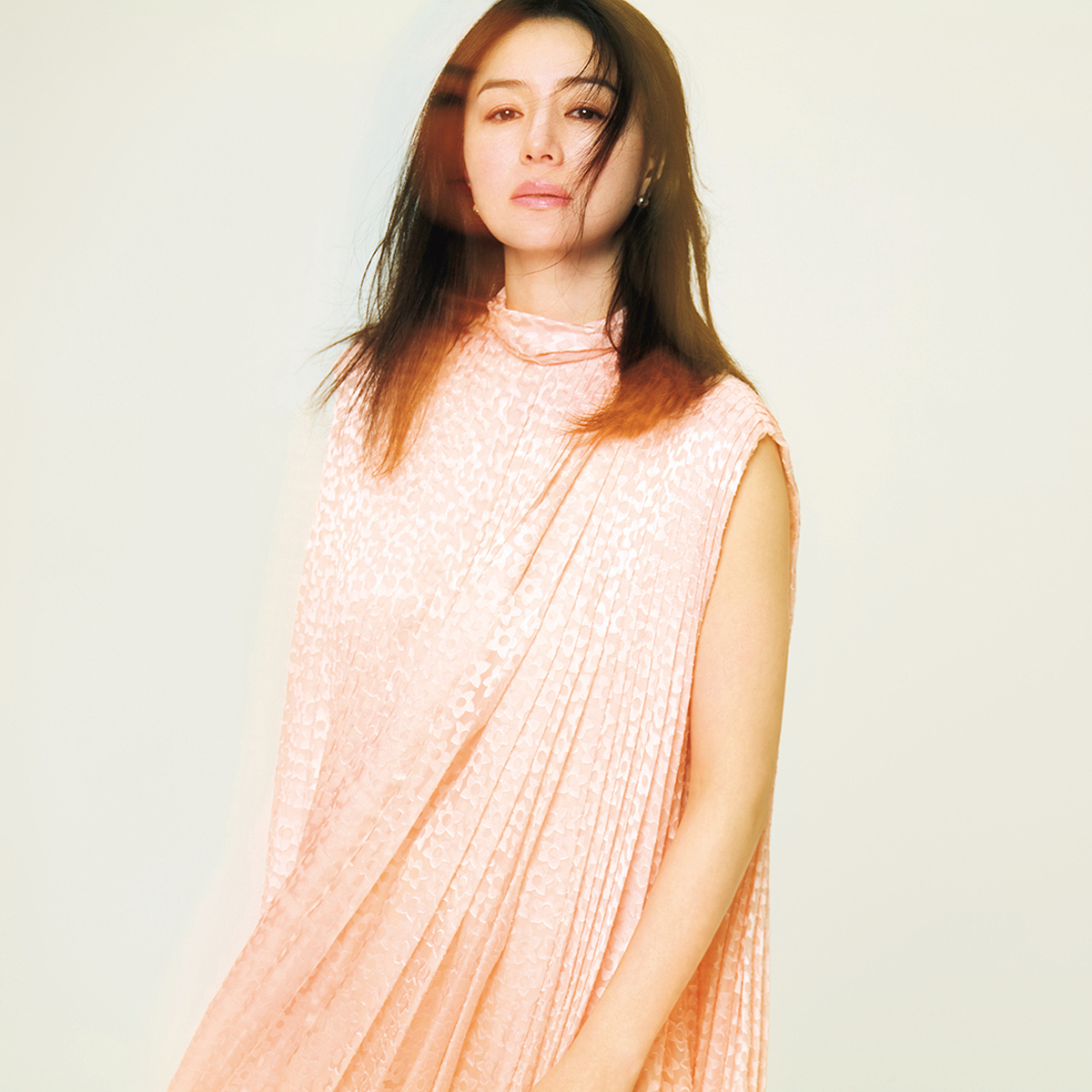 【井川遥がまとうさくら色の春】さくら色の多幸感を謳歌する極上のフラワードレス