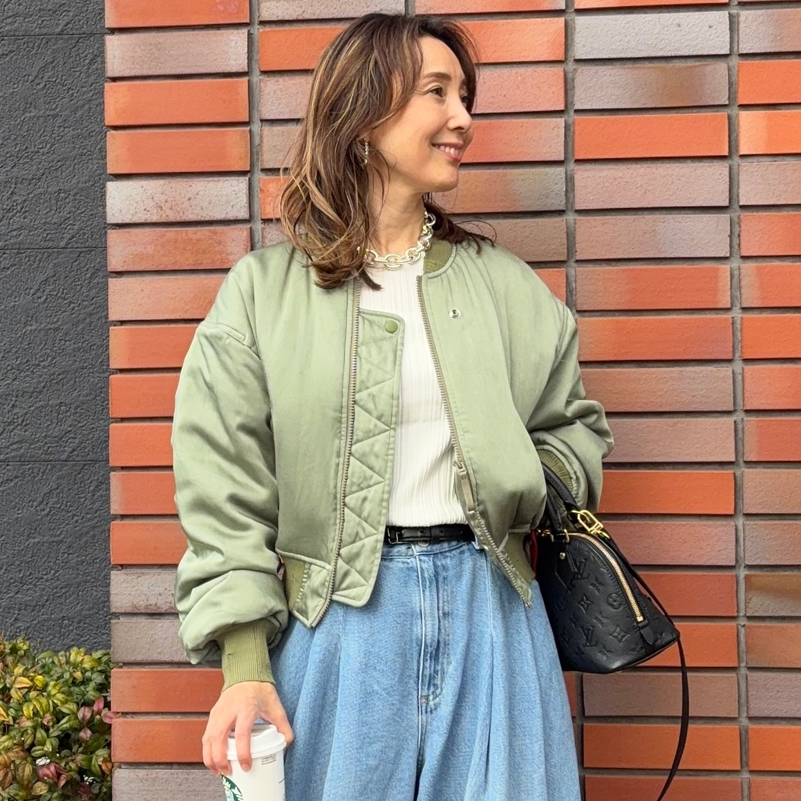 おしゃれな40代・50代はカジュアル上手。個性的なアウターで春コーデを格上げ！