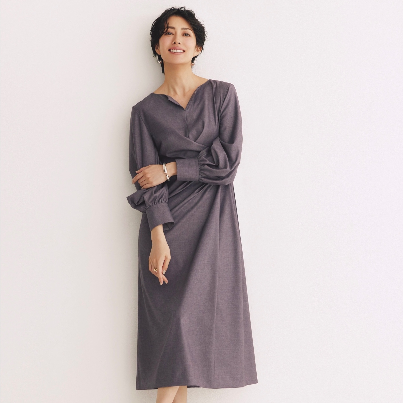 グレーの美シルエットワンピースは、シルバー小物をプラスして明度を引き上げて特別感を演出する。気温16℃｜3/30(月)【40代・50代の毎日コーデ】