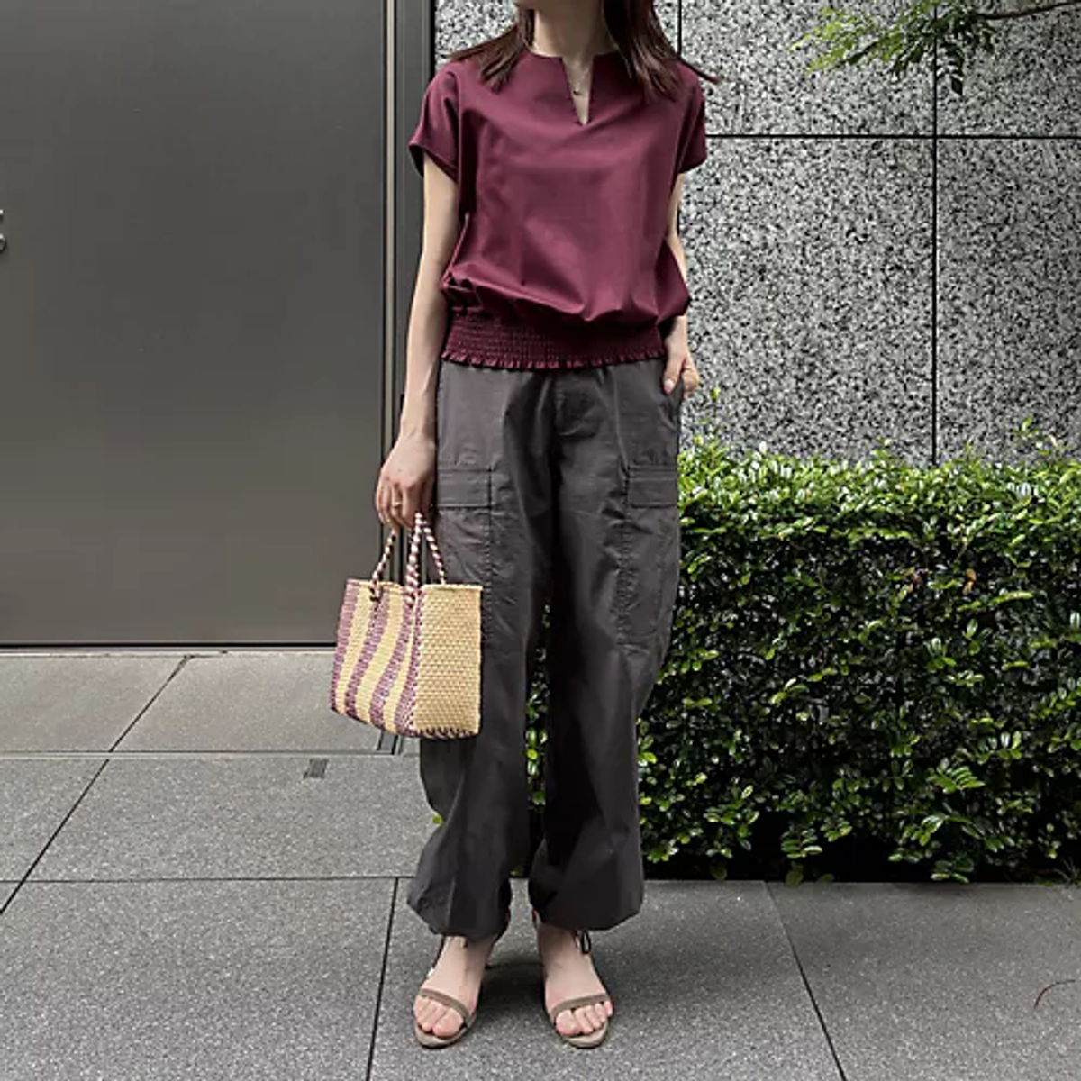 着るだけで細見え。E by éclat キーネックトップス｜体型カバーも叶う大人の夏服